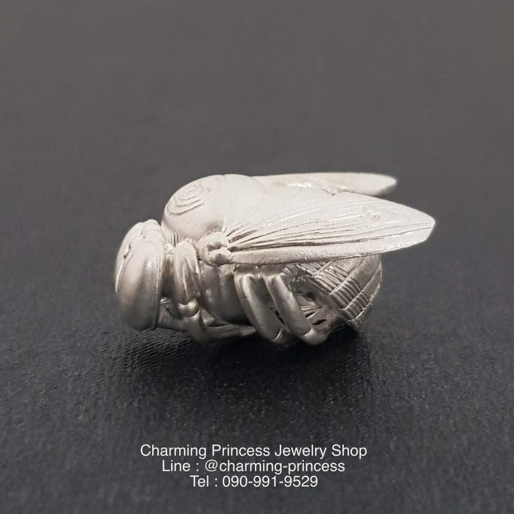 พญาภู่คำ ต่อเงินต่อทอง เนื้อเงิน เครื่องรางของขลังทำพิธีปลุกเสกแล้วคะ พญาแมลงภู่คำนี้ นับเป็นเอกทางโชคลาภ เมตตา ส่งเสริมดวงชะตาให้มั่งคั่ง ทั้งทรัพย์สิน ยศศักดิ์ เป็นที่รักใคร่เอ็นดูของผู้คนทั้งหลาย อีกทั้งยังป้องกันคุณไสยมนต์ดำ