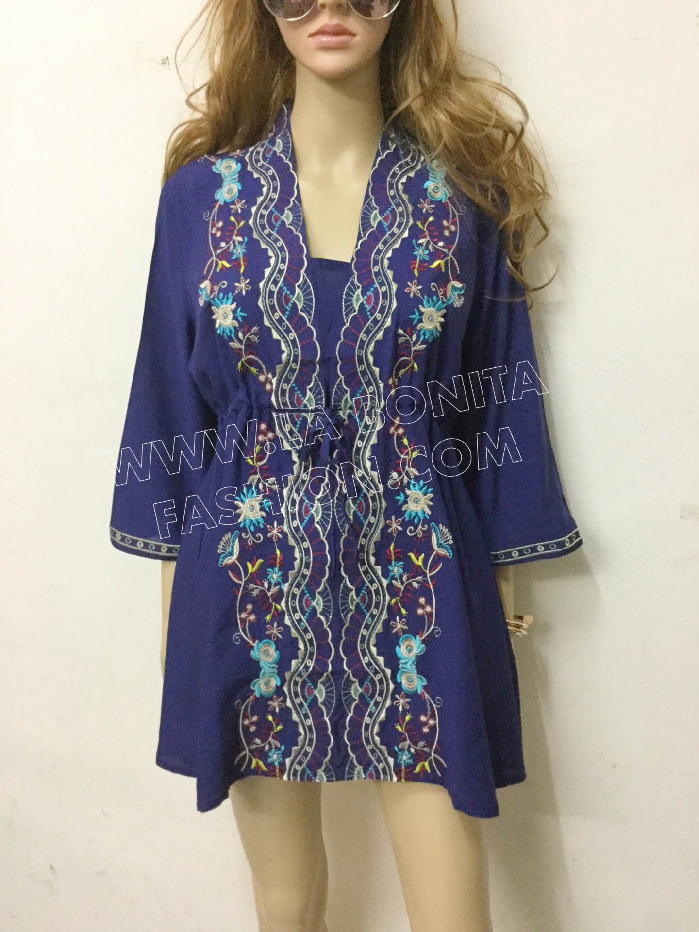 เดรสโบฮีเมียนคอวี มีเขือกปรับขนาดรอบเอว ปักลวดลาย ดอกไม้และเถาวัลย์งานปักสวยแน่น