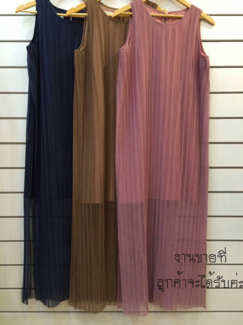 เดรสสั้นแขนกุด คลุมด้วยผ้าชีฟองเนื้อตะข่ายอัดพลีท ผ่าข้างสูง เนื้อผ้าพริ้ว งานสวยเก๋ไม่ซ้ำใคร ใส่ไปออกงานรับรองว่าเกิดแบบปังๆๆๆ ทุกงานเลยจ้า เดรสตัวนี้ใส่แล้วตอนเดินผ้าพริ้วสะบัดสวยเริดเกิดแน่นอนคร่าาาา