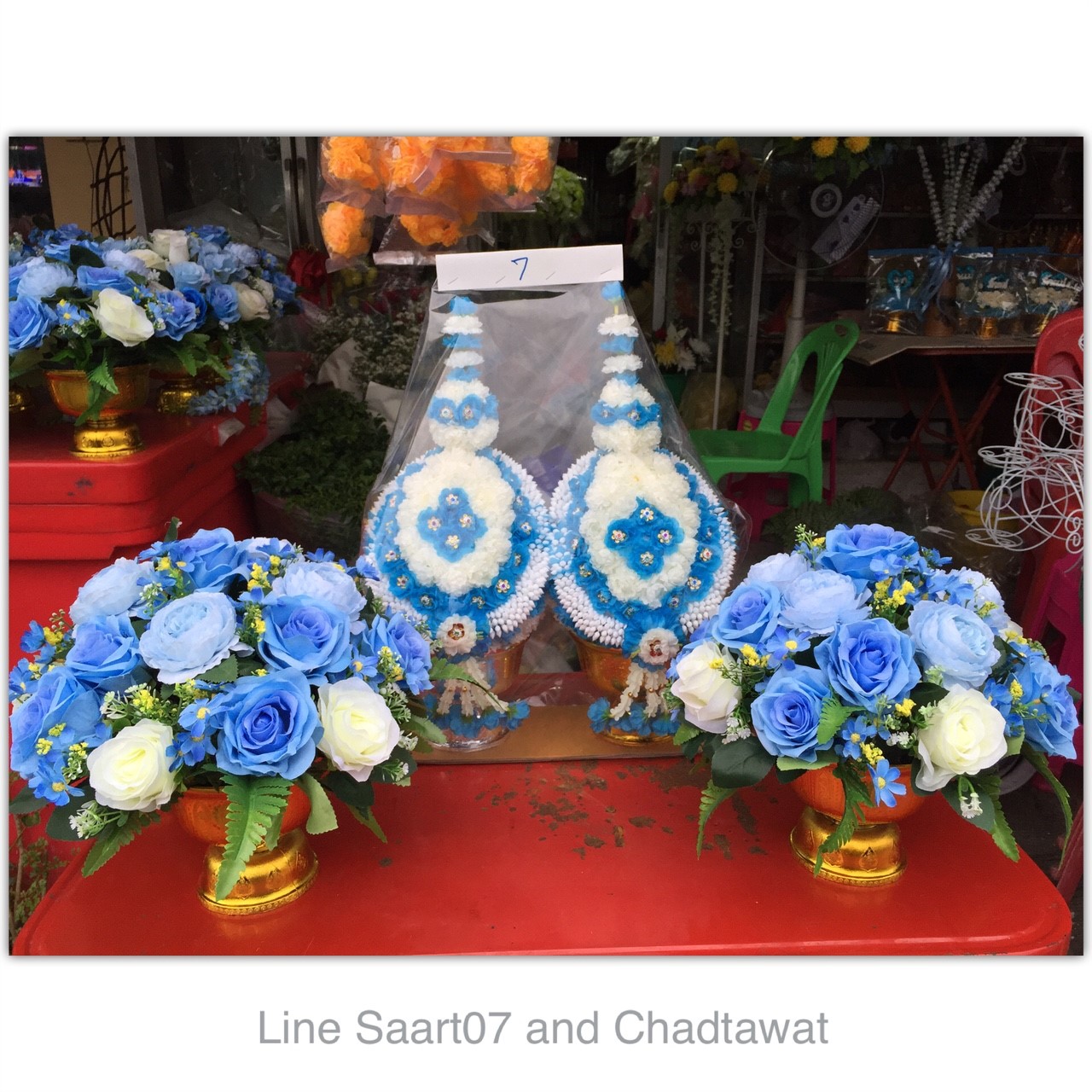 พานดอกไม้สีฟ้า