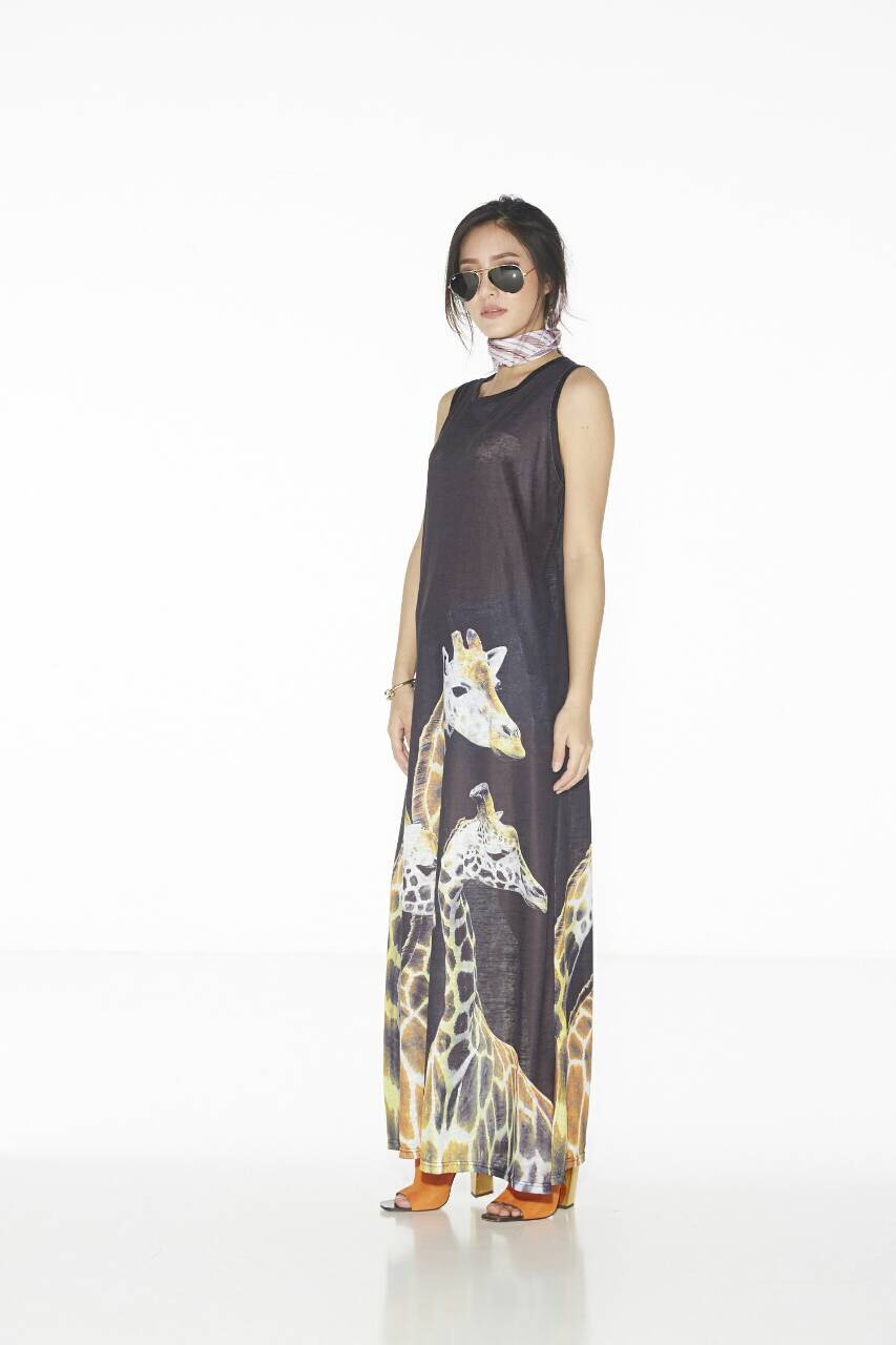 เดรสตัวยาวทรงหรู ปริ้นลายยีราฟ สีสันสวยงามมากค่ะ ใส่ได้หลายโอกาสแนะนำค่ะ