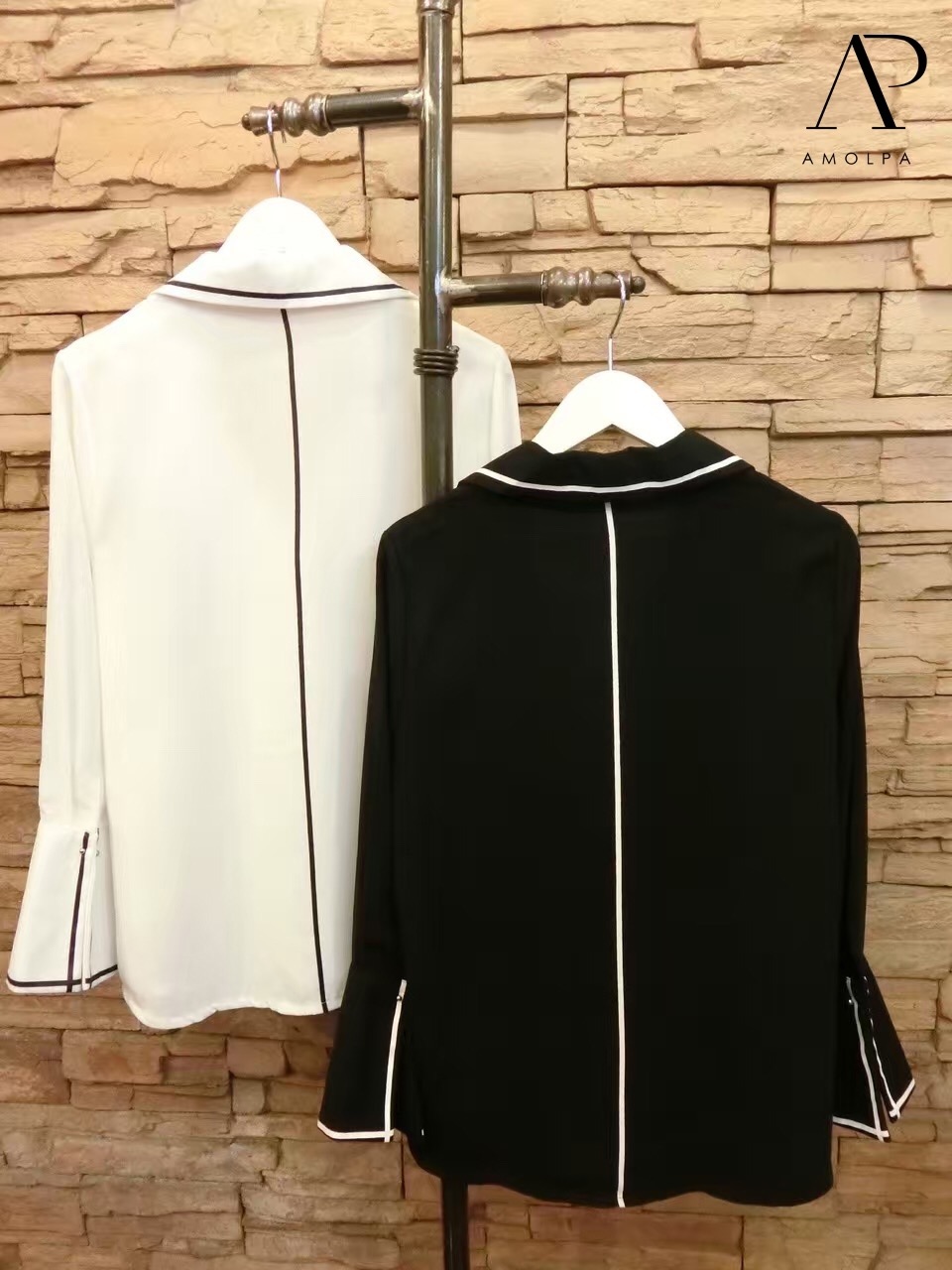 เสื้อเชิ้ตสไตล์เก๋ ที่คู่ควรกับคุณๆ ดีไซต์แขนบาน ปลายแขนปักหมุดอะไหล่สีเงินอย่างดี เนื้อผ้าชีฟองผ้าเนื้อละเอียด ลื่น มีน้ำหนัก ปลายแขนบานผ่า เดินริบบิ้นสีตัด ประดับกระดุมเม็ดใหญ่ สวยเก๋ใส่ง่าย ใส่สบายมากๆ รับรองตัวนี้ไม่ผิดหวัง จัดเลยจ้าา