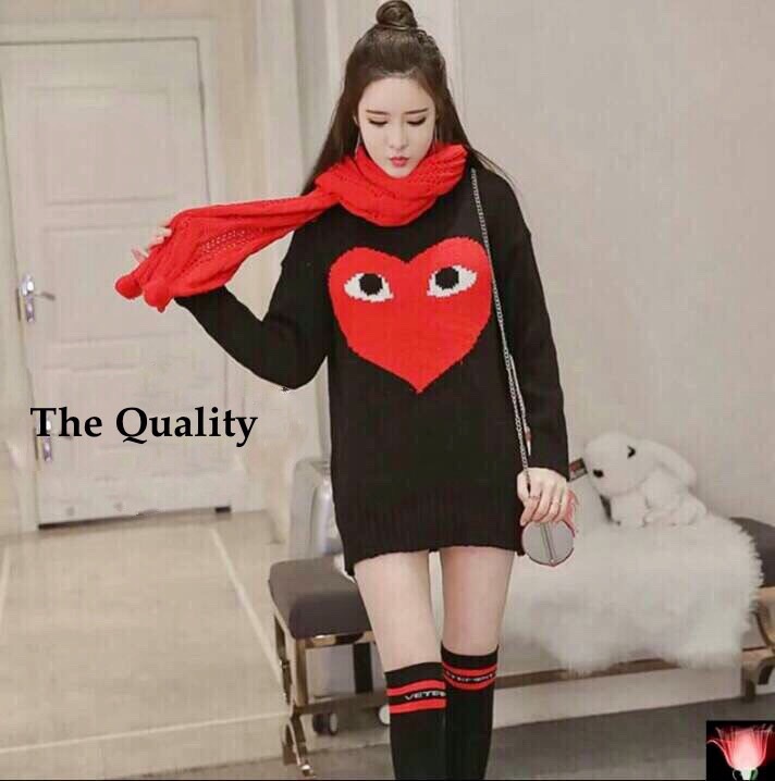 เดรสไหมพรมสีดำ ด้านหน้าทอรูปหัวใจสีแดง มาพร้อมผ้าพันคองานถักไหมพรมติดปลายตุ้งติ้งน่ารักมากๆ