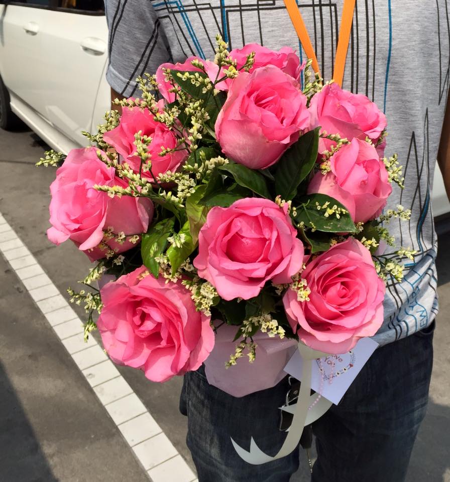 ช่อดอกกุหลาบสีชมพูหวาน ของขวัญวันวาเลนไทน์