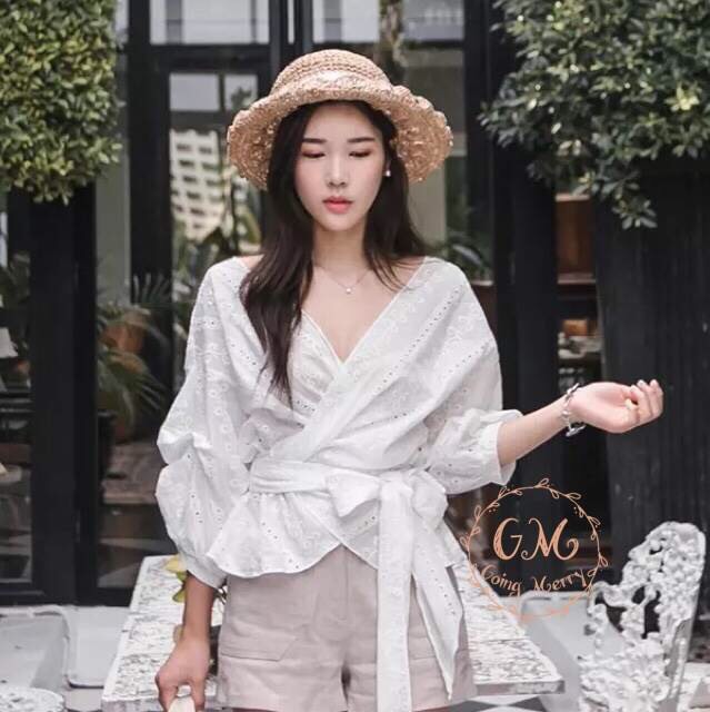เสื้อเกาหลีสีขาวปักฉลุสวยๆ ทรงคอวีป้ายหน้าผูกโบว์เก๋ๆน่ารัก ากค่ะ