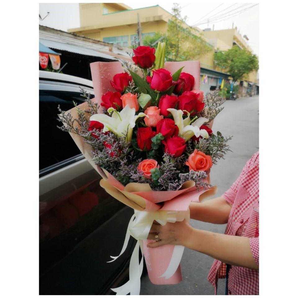 ช่อดอกกุหลาบสีแดง แซมดอกลิลลี่ขาว