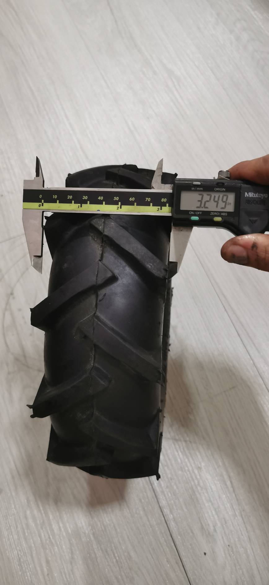 OT140 ล้อรถเข็น 10 นิ้ว รูเพลา 20 มิล รุ่นเติมลม ดอกยาง MT