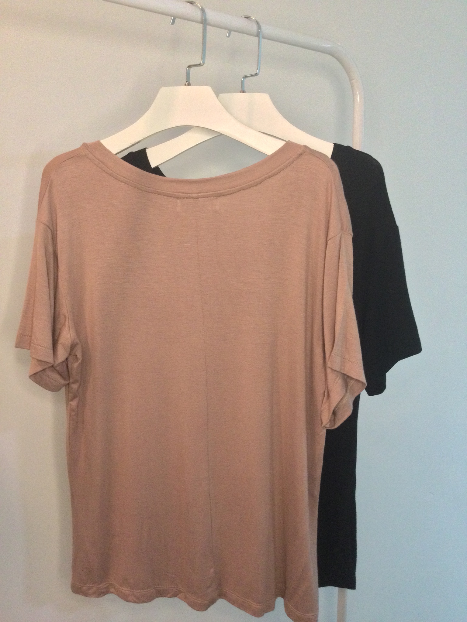 เสื้อยืดคอวี ผ้าspandex ยืด นุ่ม ใส่สบาย สีเรียบๆใส่ได้ตลอด แบบคุณพลอย คุณนานา คุณวุ้นเส้นใส่ค่ะ แมตช์กับยีนส์ขาสั้น ขายาวได้หมด