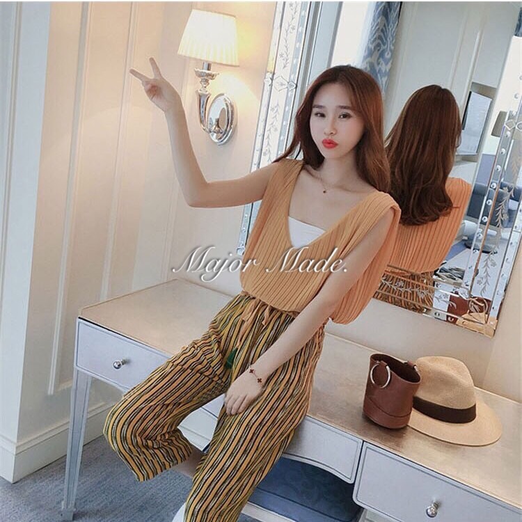 Korea set เสื้อแขนกุดอัดพลีทเอวจั้ม คอวี มาพร้อมกางเกงลายทางผูกเอว เนื้อผ้าชีฟอง มี ซับในค่า มีกระเป๋า2ข้าง ชุดนี้ ได้ลุคสาวหวานน่ารัก สไตล์เกาหลีสุดๆ ชุดเดียวจบค่ะ