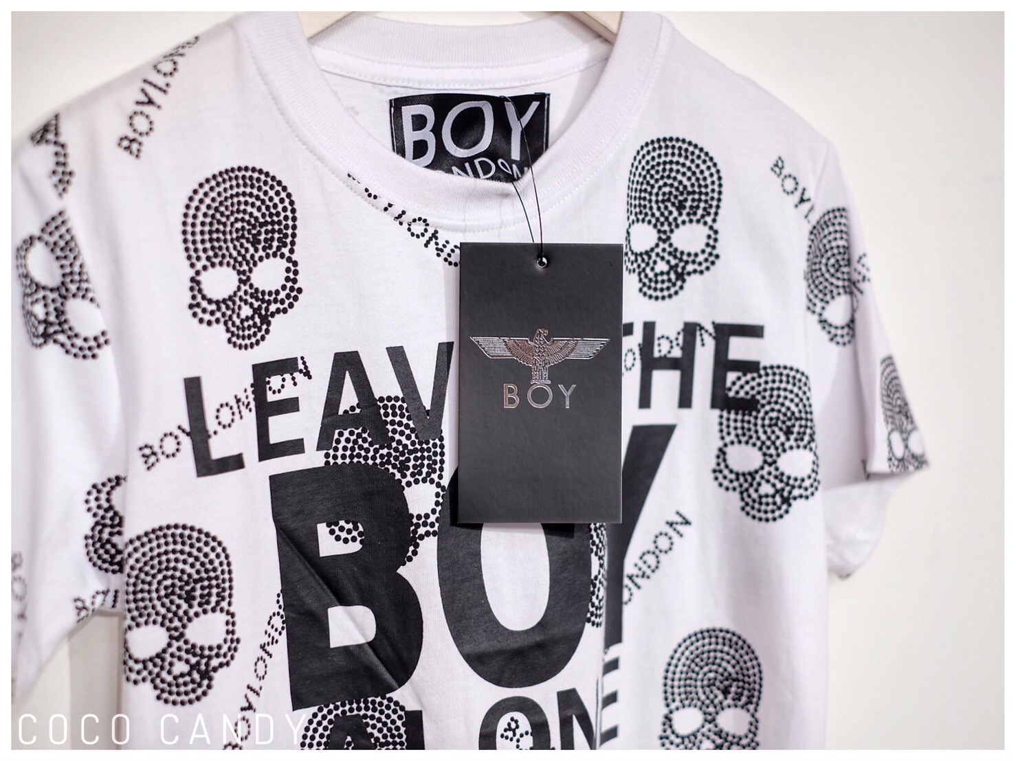 เสื้อยืดแบรนด์ BOY LONDON ลายพิมกะโหลกจุดทั่วทั้งตัว ด้านหน้าพิมคำพูด Leave The Boy Alone เนื้อผ้าคัตต้อนอย่างดีเนื้อผ้าไม่หนามากค่ะใส่สบาย สินค้างานเกรดMirror มาพร้อมป้ายคอ ป้ายกระดาษ ป้ายแคร์ ครบถ้วนค่ะ