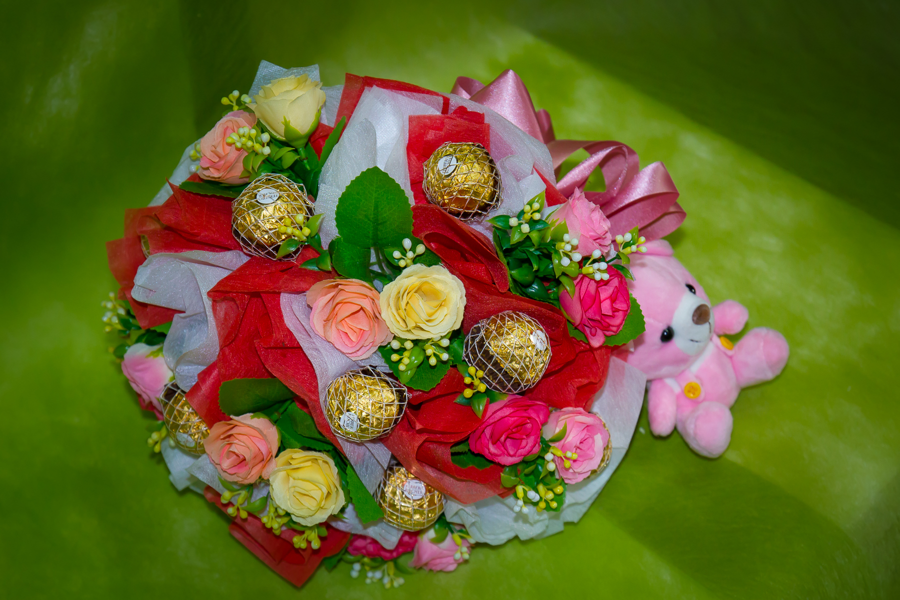 ช่อเฟอเรโร่ (Ferrero Rocher) จำนวน 9 ลูก ดอกกุหลาบสีชมพูอ่อน สลับแดง