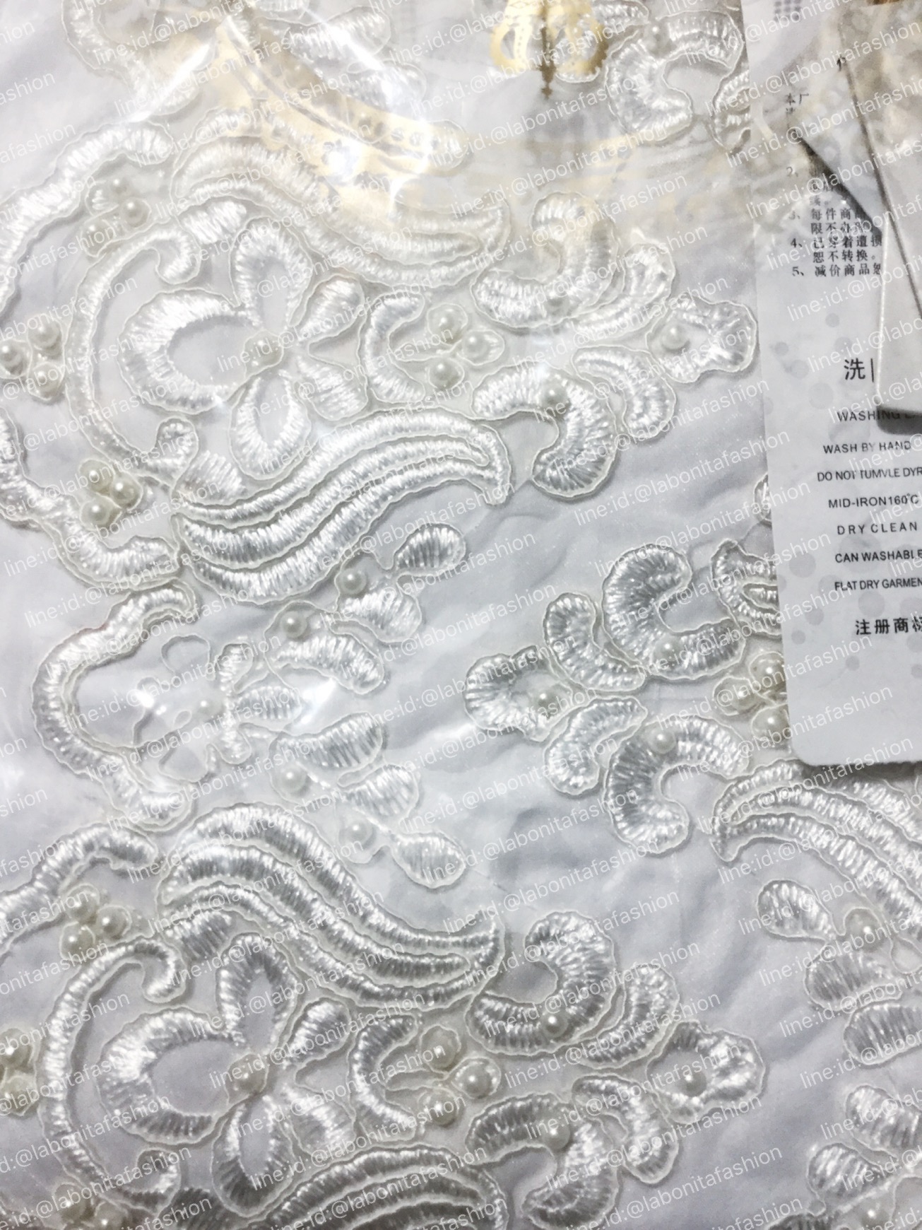 เสื้อเชิ้ตสีขาวแขนยาว ปักมุกเม็ดเล็กๆแซมลูกไม้ลายสวยๆ เรียบหรูดูดีมากๆค่ะ