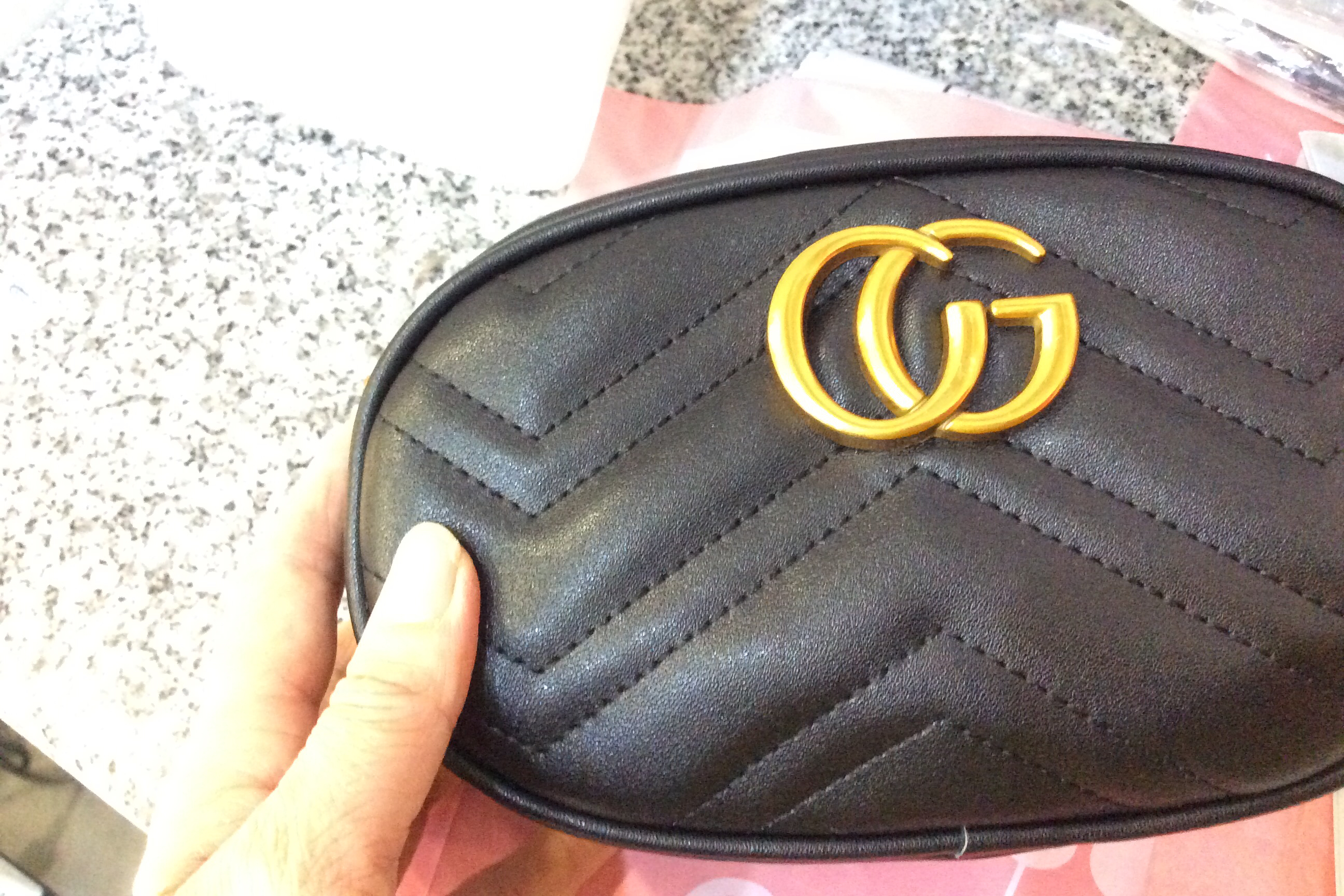 กระเป๋าคาดเอวGucci เป๋า สุดฮิตในเวลานี้ คาดเอวได้ สามรถใส่ไอโฟน 7+ ได้พอดีเดะเลยคะ