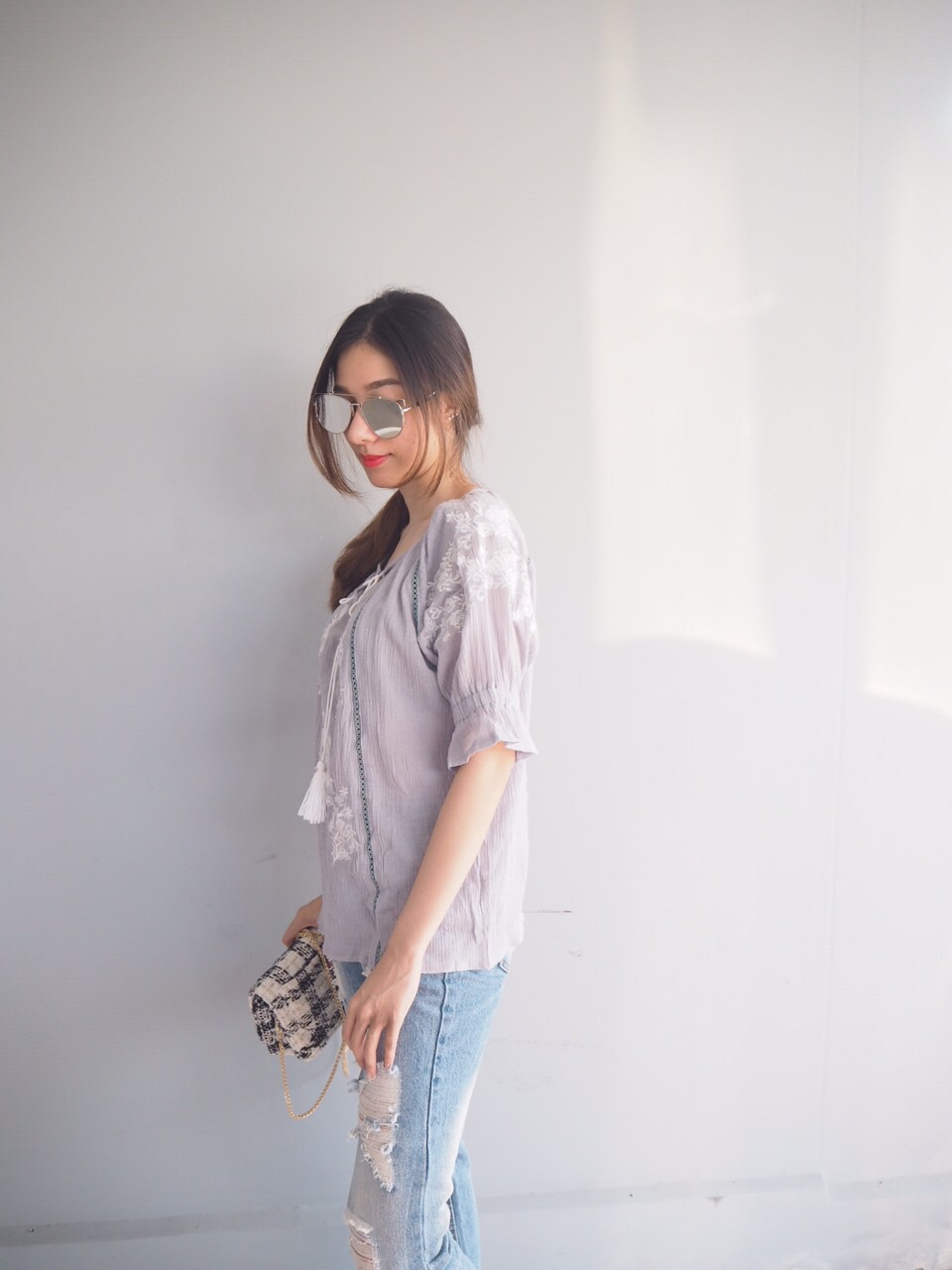 เสื้อทรงปล่อยทิ้งตัวผ้าดี ลายเสื้อปักดอกไม้อย่างดี สีเทา ช่วงตัวเป็นรูระบายทางยาวลงมา แขนพองจั้มแล้วระบายออก เพิ่มความสวยงามด้วยการปักลายดอกไม้เช่นกัน ผูกด้วยเชือกพู่ตรงคอ รวมๆใส่แล้วน่ารักมาก