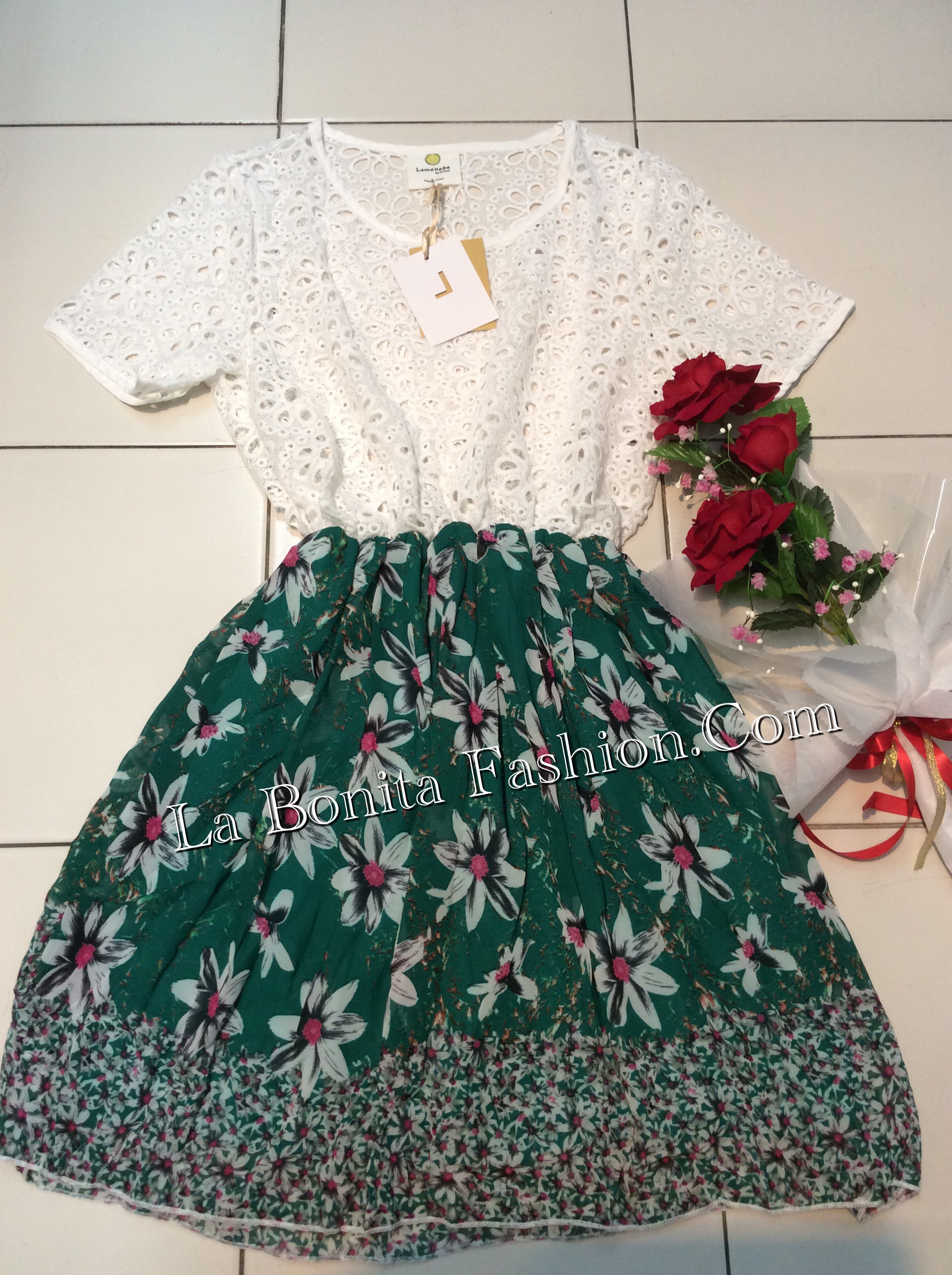 เดรสลูกไม้กระโปรงลายดอก