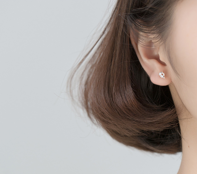 “เช็คสินค้าทัก line ก่อนโอนนะคะ”ต่างหูสำหรับผิวแพ้ง่าย จิวเงินแท้ 92.5% ก้านมาตรฐาน แบบขันน็อต Knot_ES495