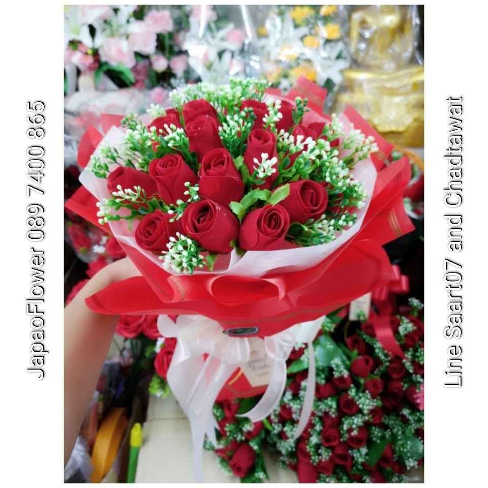 ช่อดอกกุหลาบแห้ง ห่อด้วยกระดาษสีแดง