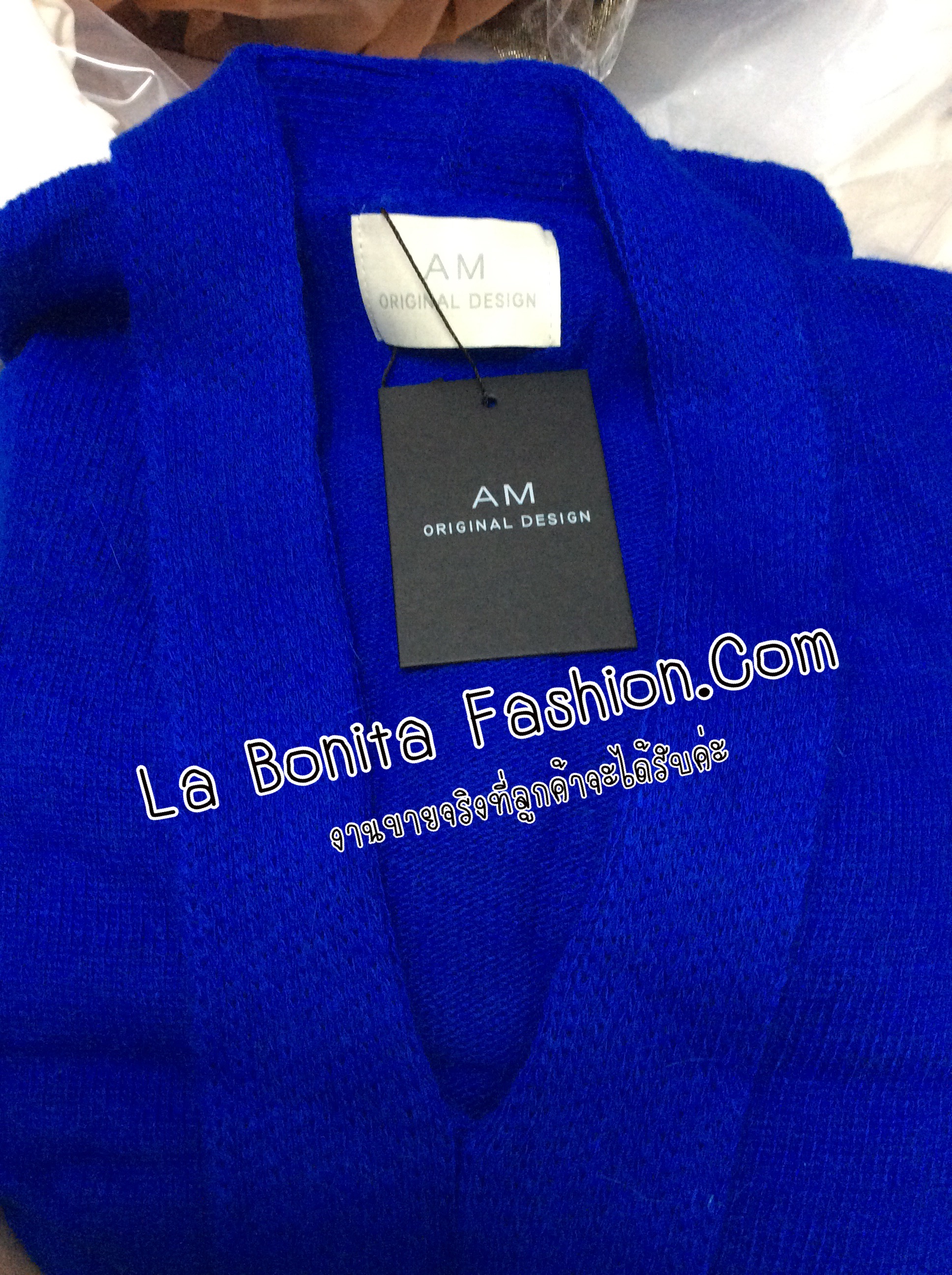 เดรสผ้าไหมพรมบาง คอวี มีลูกเล่นด้านหน้า มาพร้อมเข็มขัดผ้าเดียวกันค่ะ