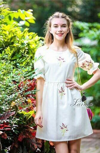 มินิเดรสงานผ้าcottonเนื้อดี ปักลายดอกไม้เป็นกอๆ งานปักละเอียด เนื้อผ้ามีลายในตัวดูมีlayer สีสันสวยงาม ดีไซน์แขนตุ๊กตา