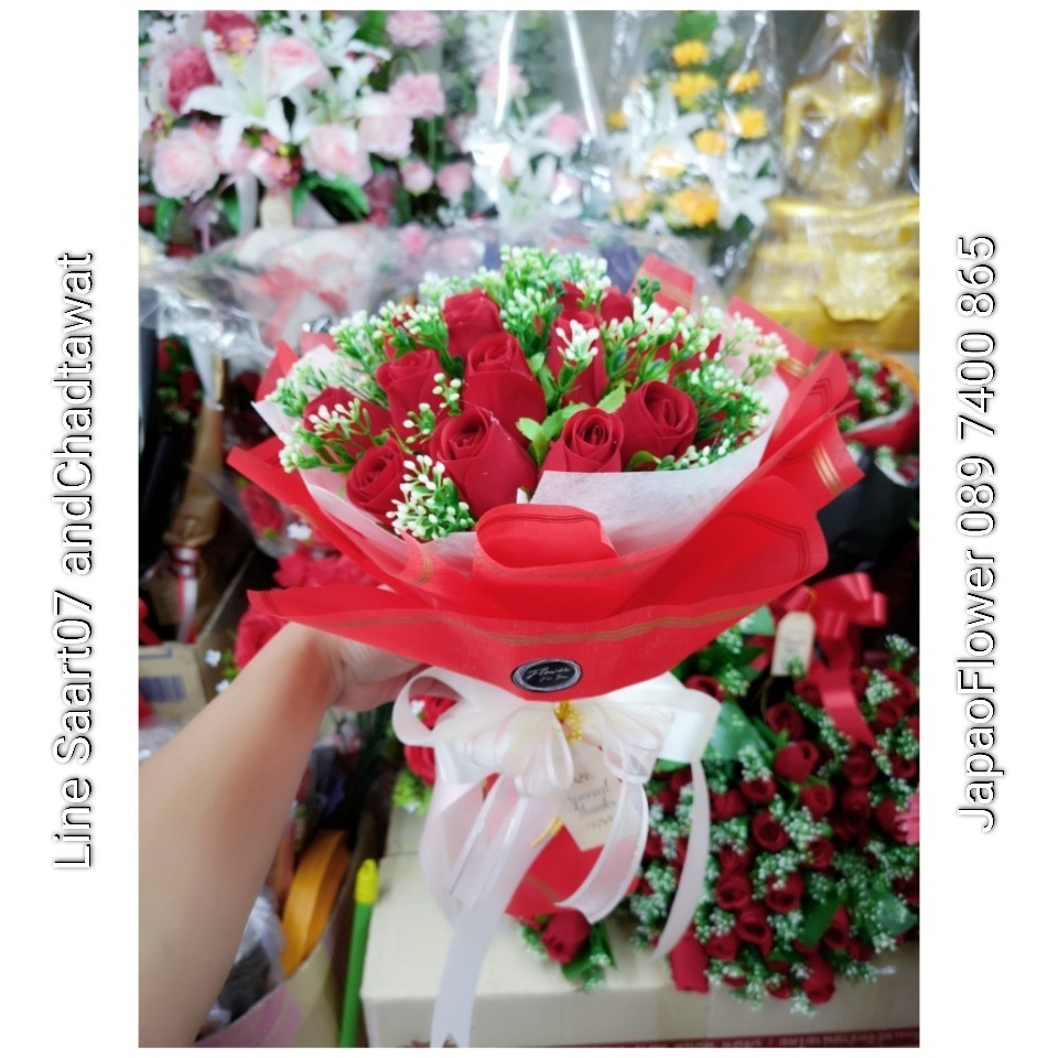 ช่อดอกกุหลาบแห้ง ห่อด้วยกระดาษสีแดง