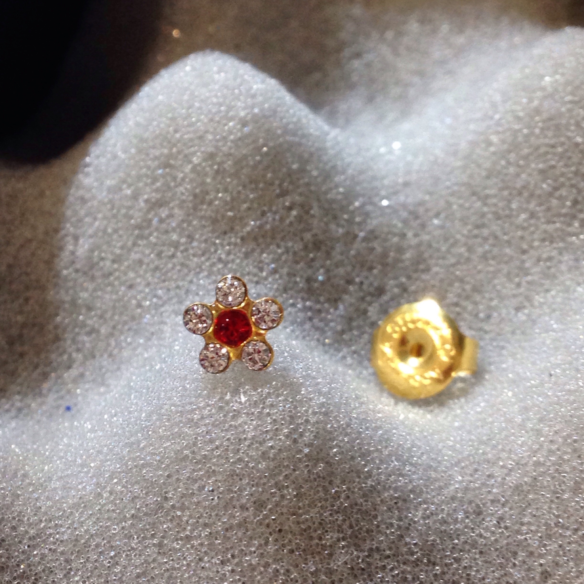 (ส่งฟรี แถมฟรีแป้นหมุดตัน)ต่างหูสำหรับผิวแพ้ง่าย DAISY ดอกไม้ขาวแดง ก้านสีทอง สแตนเลสเกรดการแพทย์ ปลอดภัย 100%_STD014