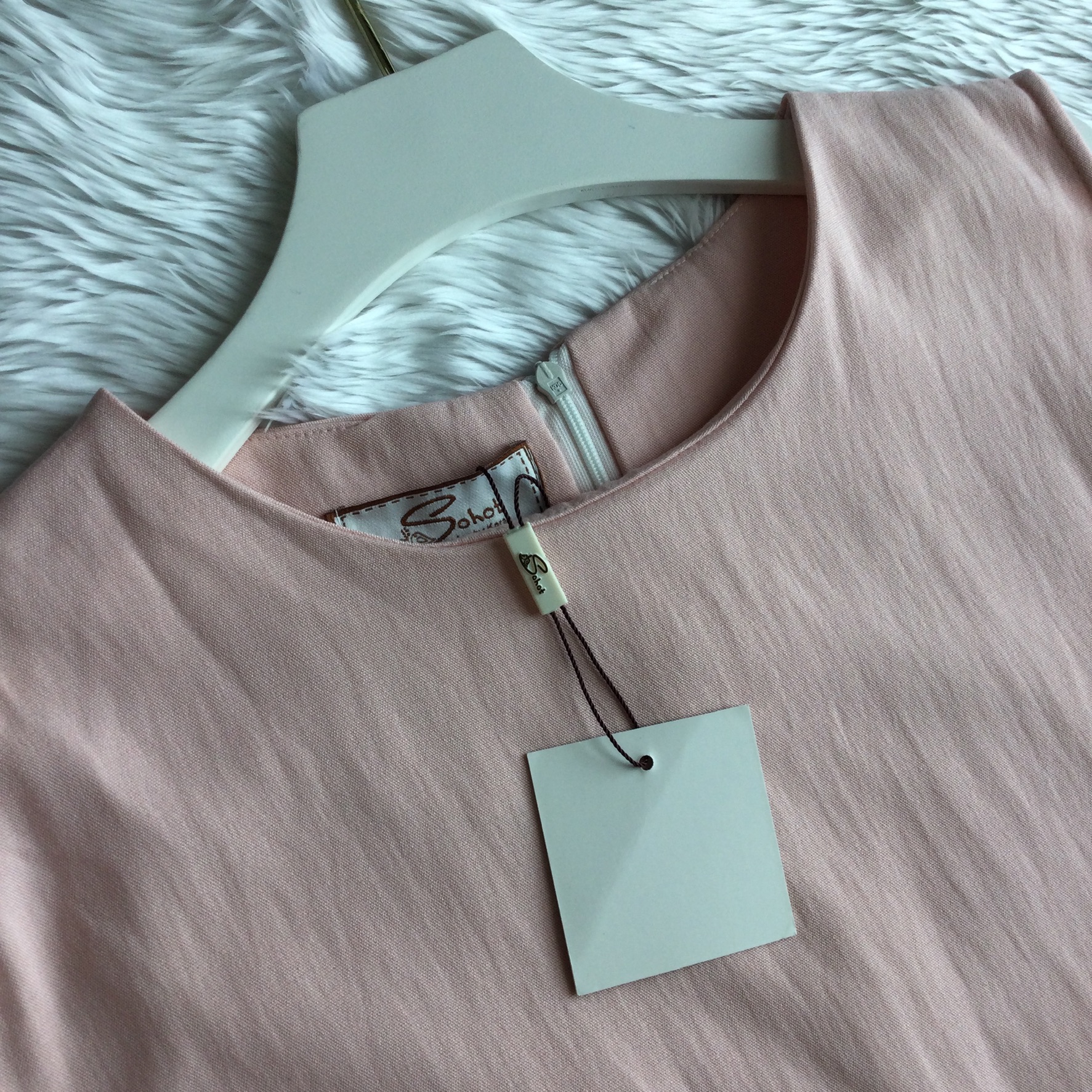 New Arrival เดรสมิกกี้เม้าท์น่ารักฝุดๆ คร้า เดรสผ้าเนื้อลินินด้านในรัดซับติดกับตัวผ้าไม่บางค่ะ เนื้อดีมากๆ ขอบอก ดีเทลแขนเว้าปลายแขนระบาย สกรีนลายมิกกี้เม้าท์ประดับเพชรสีๆ อย่างดี สาวๆ ห้ามพลาดนะค่ะงานจริงสวยมว๊ากกก