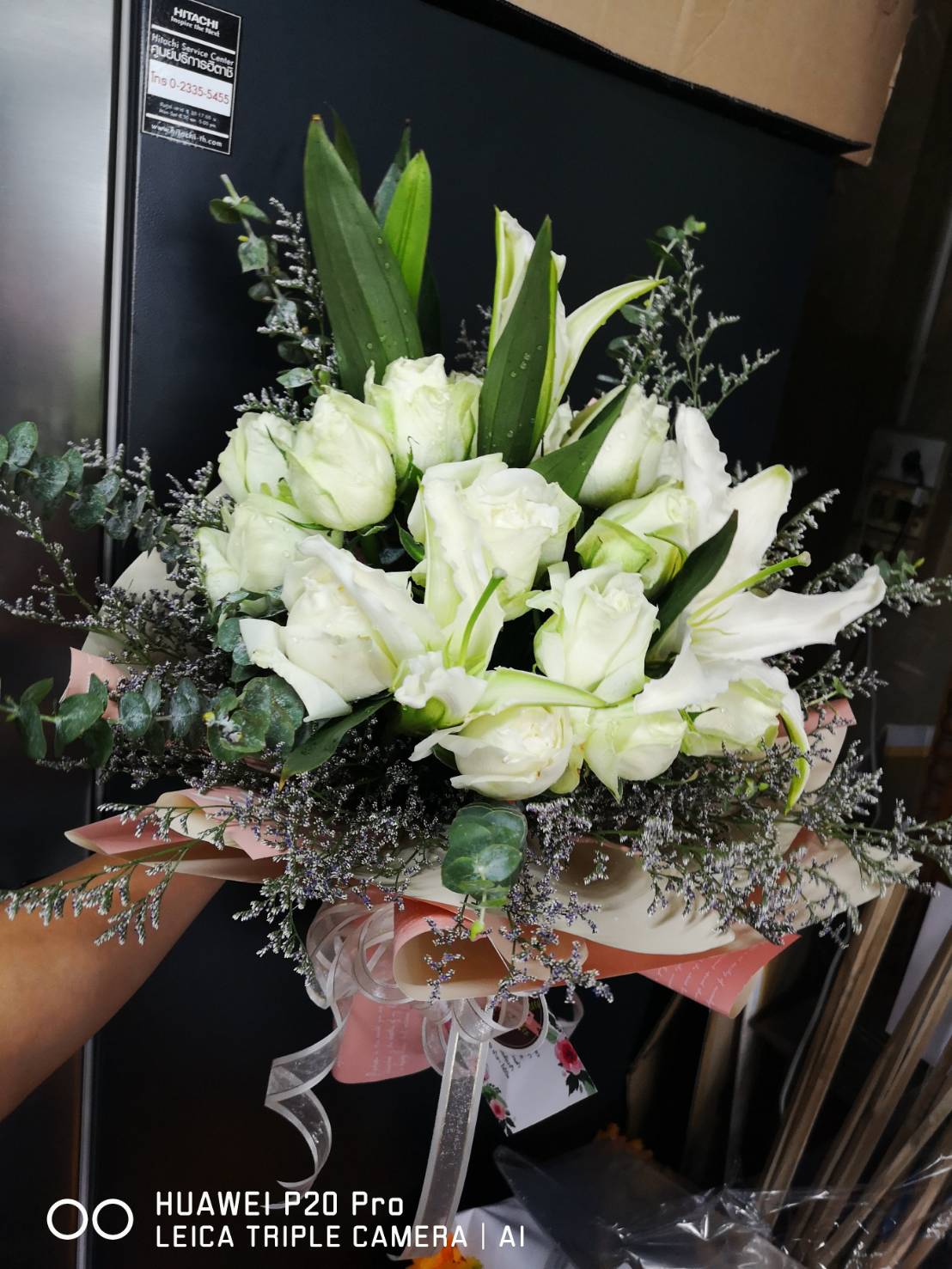 ช่อดอกกุหลาบสีขาวแซมดดอกลิลลี่ แทนความรู้สึก