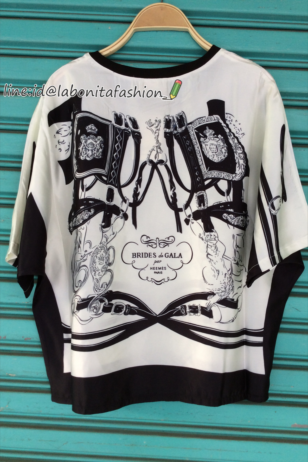 เสื้อลายกราฟฟิก สไตล์Hermes สวย หรูมากกกก เนื้อผ้าsilkนิ่ม ลื่น ใส่สบาย ลายชัด แพทเทิร์นทรงหลวม ใส่ปล่อย หรือคาดเข็มขัดก็สวยหรู ไม่อยากให้พลาดนะคะ งาน signature premium concept