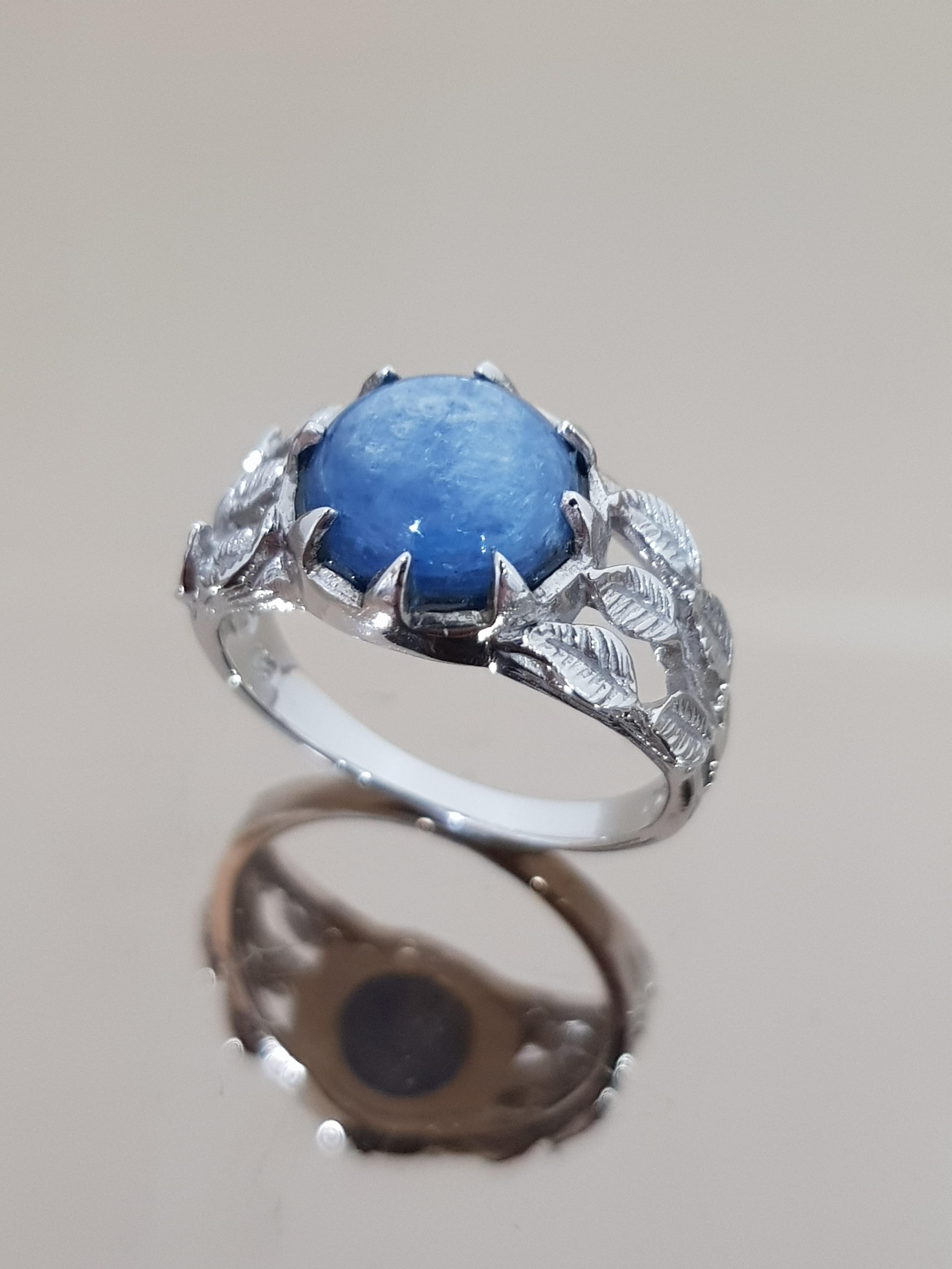 แหวนไคยาไนท์ เม็ดเดี่ยว พลอยสีน้ำเงิน บ่าแหวนดีไซส์ ใบไม้และดอกไม้ 925 Kyanite Solitaire Flora Prong and Leave design Shrank Design Round 10 mm Band Ring