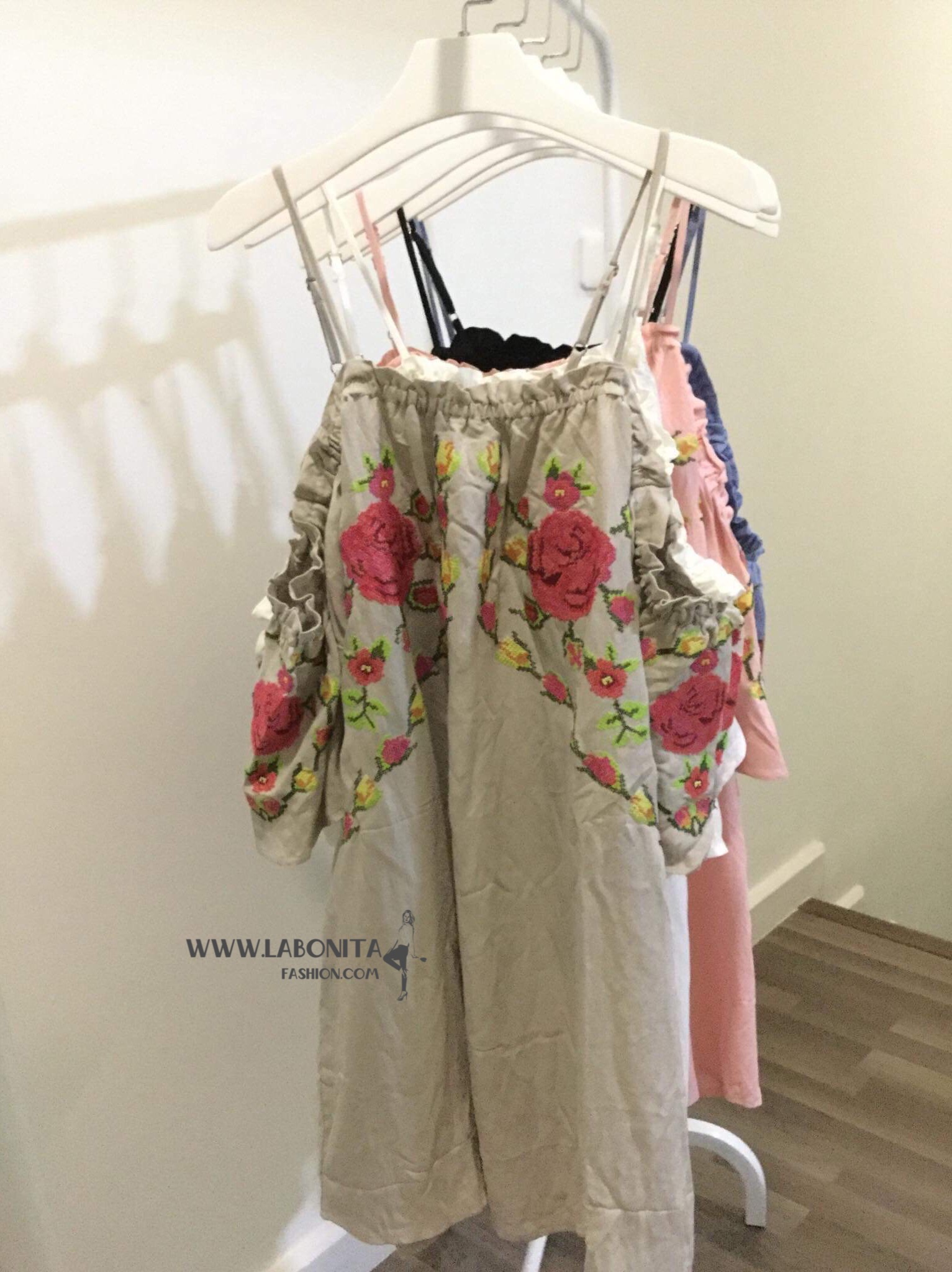 เดรสโบฮีเมียน เดรสสายเดี่ยวมีแขนปักลายดอกไม้สไตล์โบฮีเมียน