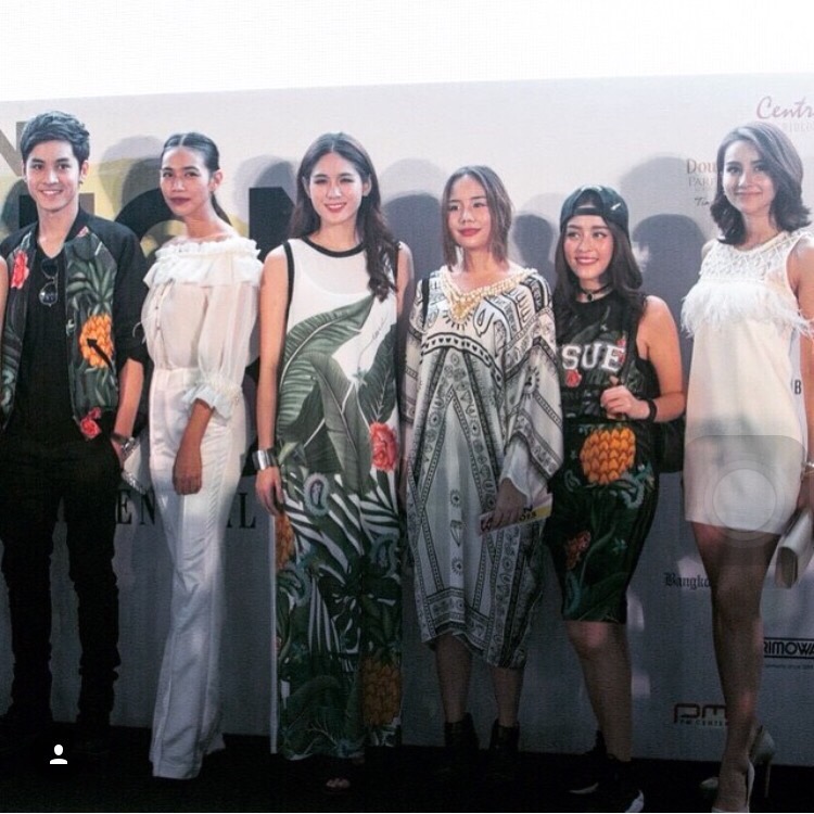 Maxim long dress ลายดอกไม้แบร์นดังผ้าเหมือนของแท้ในช็อปเป๊ะ ผ้ามีรูเล็กๆฟอกอากาศ ดูดีดูหรูมาก แบบดาราใส่ค่ะ ดูดีมีสไตล์ใส่เดินเล่นก็ดูดี ใส่เที่ยวสงดรานต์ก็เก๋มาก