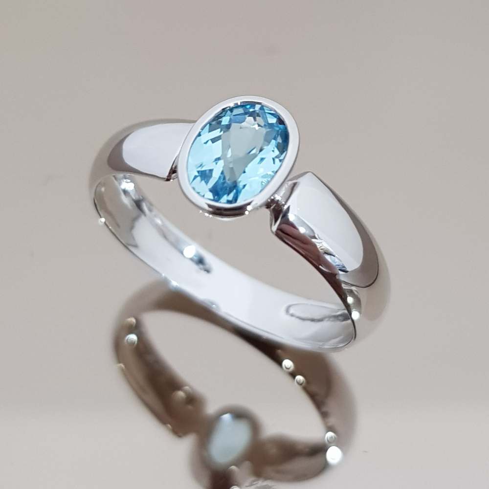 แหวนบลูโทพาส แหวนพลอยเม็ดเดี่ยว แหวนพลอยสีฟ้า ผู้หญิง Sky Blue Topaz Checkerboard OV 7x5 mm สกายบลูโทเพซ เจียรเหลี่ยม รูปไข่ 7x5 มม