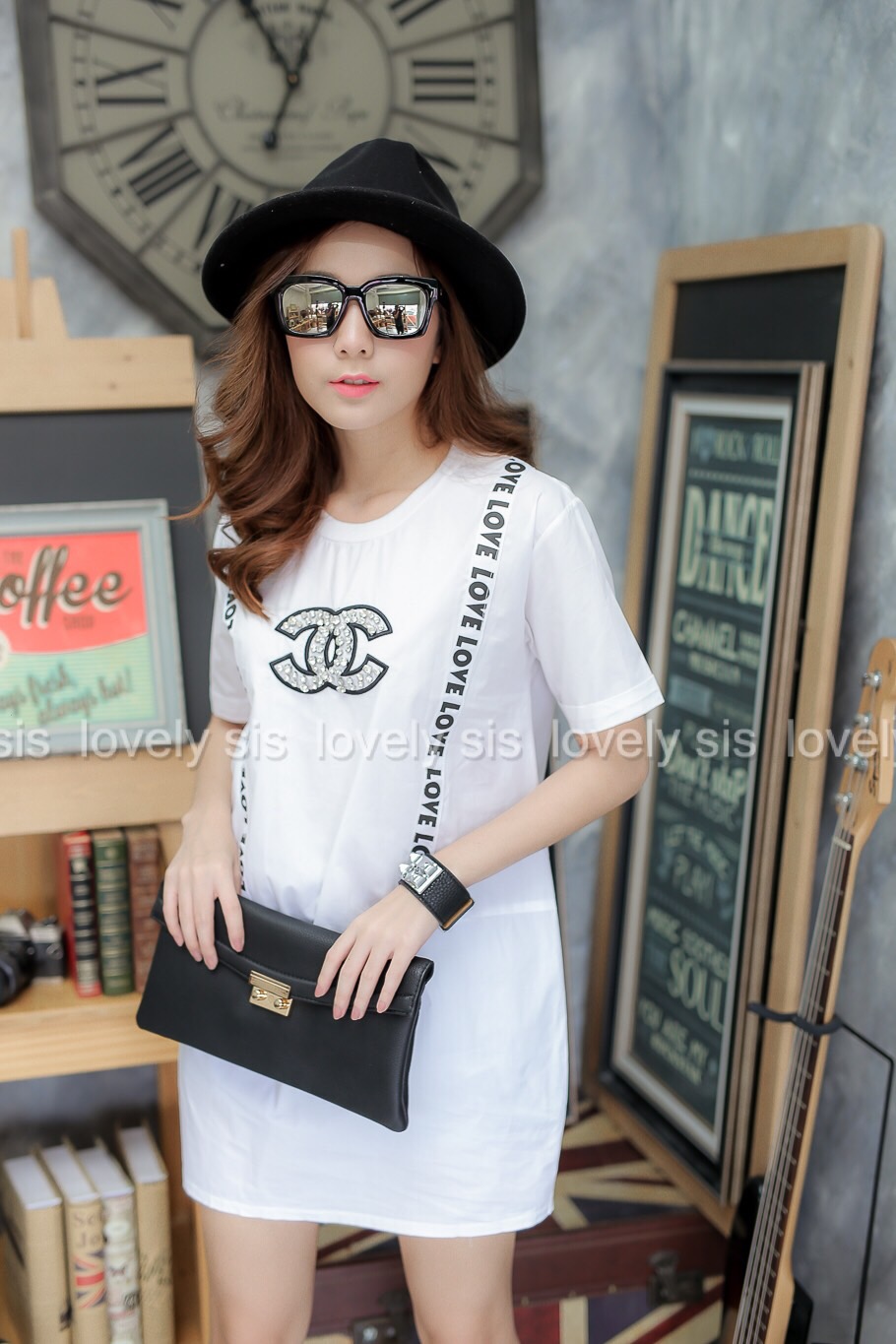 เดรสคอกลมแขนพับ ผ้าเชิ้ตคอตต้อน ปักชาแนลติดเพชร แต่งลูกเล่นด้วยริบบิ้นสกรีน LOVE หน้าหลัง สวยเก๋ ใส่สบายค่า