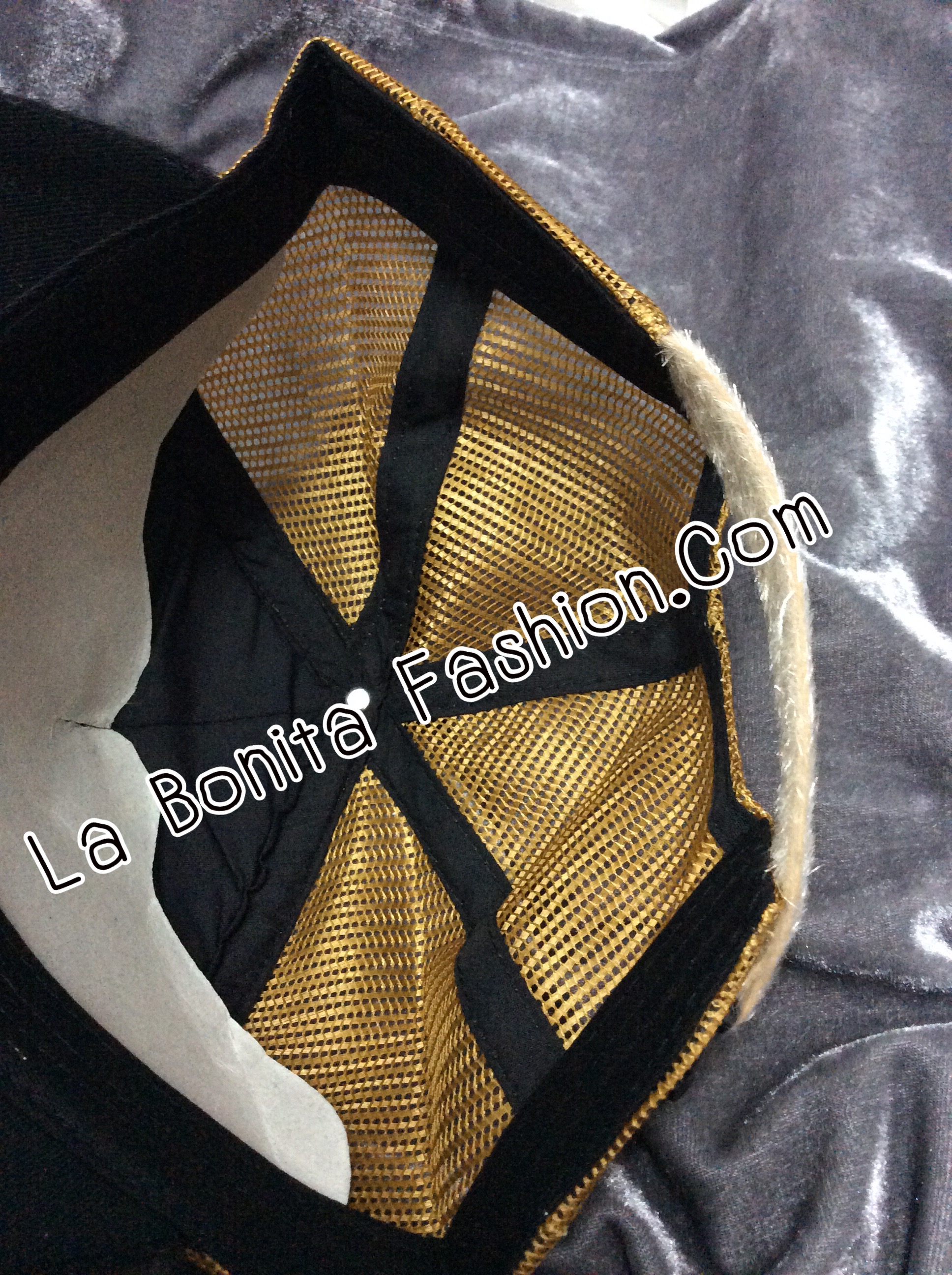 หมวกCap แบรนด์ดัง Tu'i รุ่น Lemited หน้าหมวกปักโลโก้ Hotel de Tu'i ผ้ากำมะหยี่สีครีมตัดกับปีกกำมะหยี่สีดำ แบบคุณวุ้นเส้น คุณจุ๋ยใส่ ไอเท็มสำคัญของสาวๆติดรถไว้ ไปไหนหยิบลงไปใส่ได้ทันทีค่ะ งานสวยตามแบบออริจินอลเป๊ะๆๆ ด้านหลังปรับขนาดได้ สนใจจองด่ว