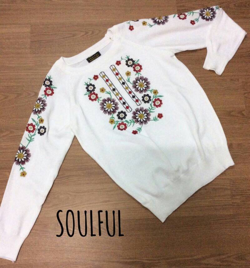 เสื้อไหมพรมถัก ปักลายดอก งานเป๊ะมาก น่ารักสุดๆ ไม่หนาไม่บางน้า กำลังดีเลย จะหนาวแล้วไม่พลาดน้าตัวนี้