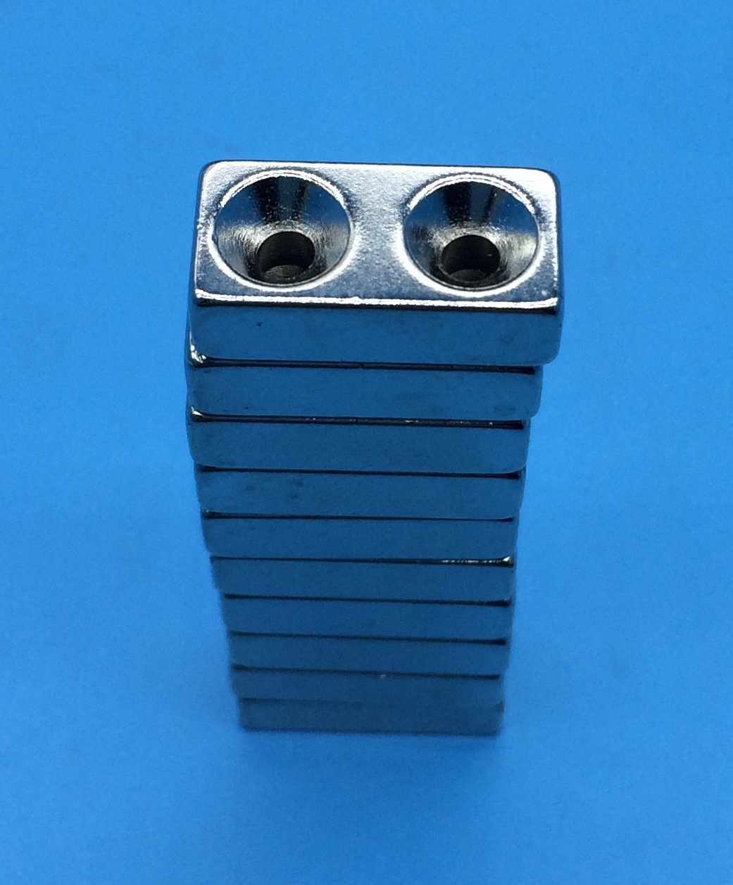แม่เหล็กนีโอไดเมียน ขนาด 20x10x5 mm. hole 4 mm.