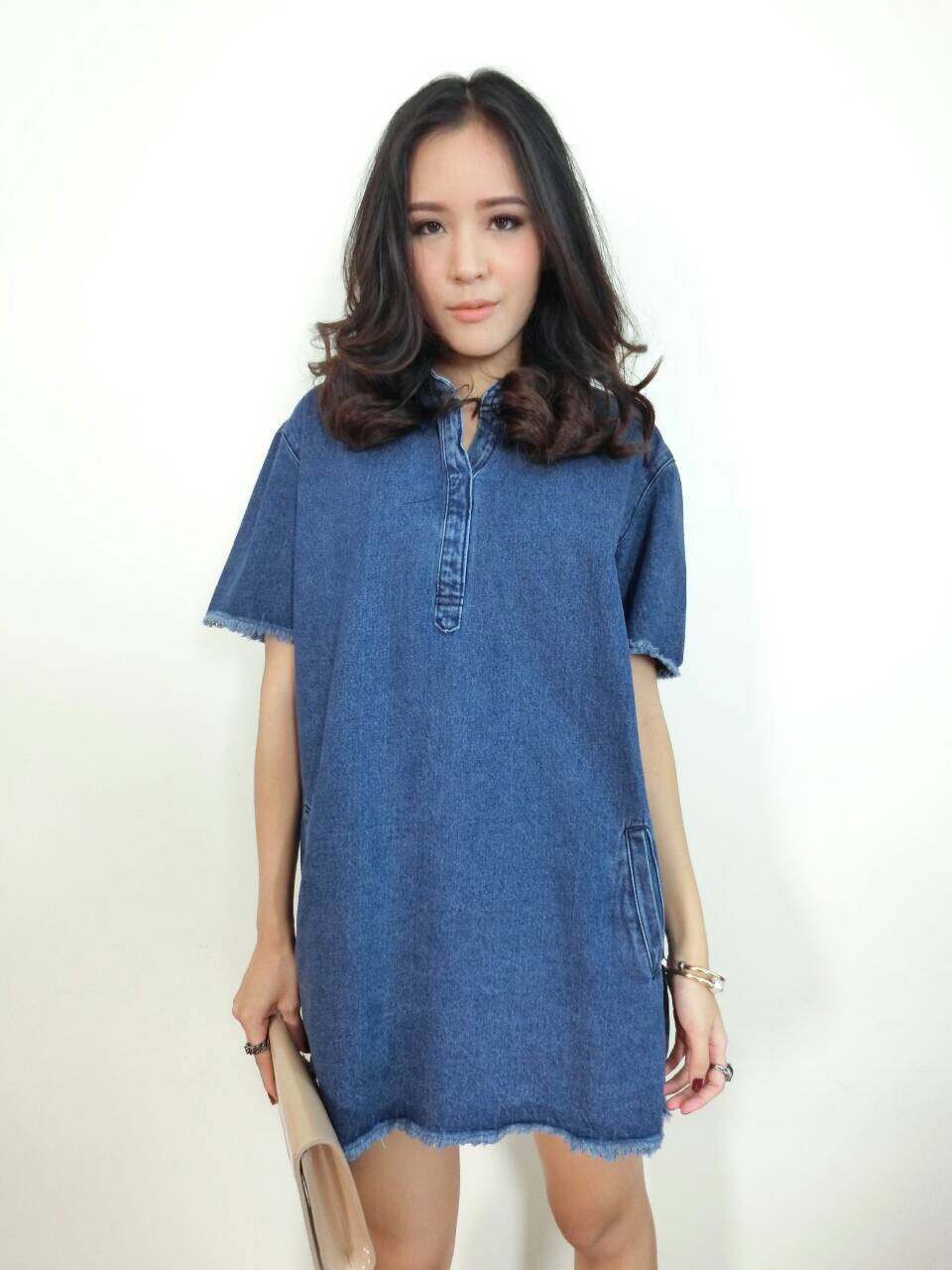 Nanda Denim Dress เดรสผ้ายีนต์เนื้อขึ้นรูป ทรงoversize ตอนนี้เกาหลีกำลังฮิตมากๆค่ะทรงนี้ ใส่สวย-สบาย-ง่ายตัวเดียวอยู่