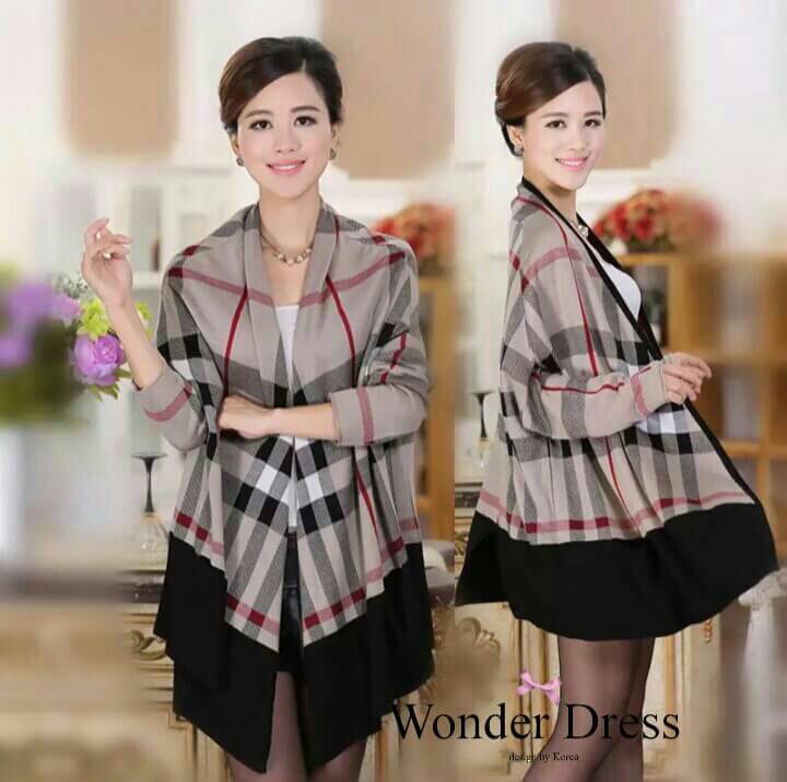 เสื้อคลุมไหมพรมแบรนด์Burberry ที่ตอนนี้เป็นที่นิยมมากค่ะ ทางร้านเลือกใช้ไหมพรมเนื้อดี ทักแน่น มีน้ำหนัก โดดเด่นด้วยลวดลายแบรนด์ดัง และการเก็บขอบสีดำงานสวยมากค่ะแมทซ์ได้กับทุกชุดเลยค่ะ