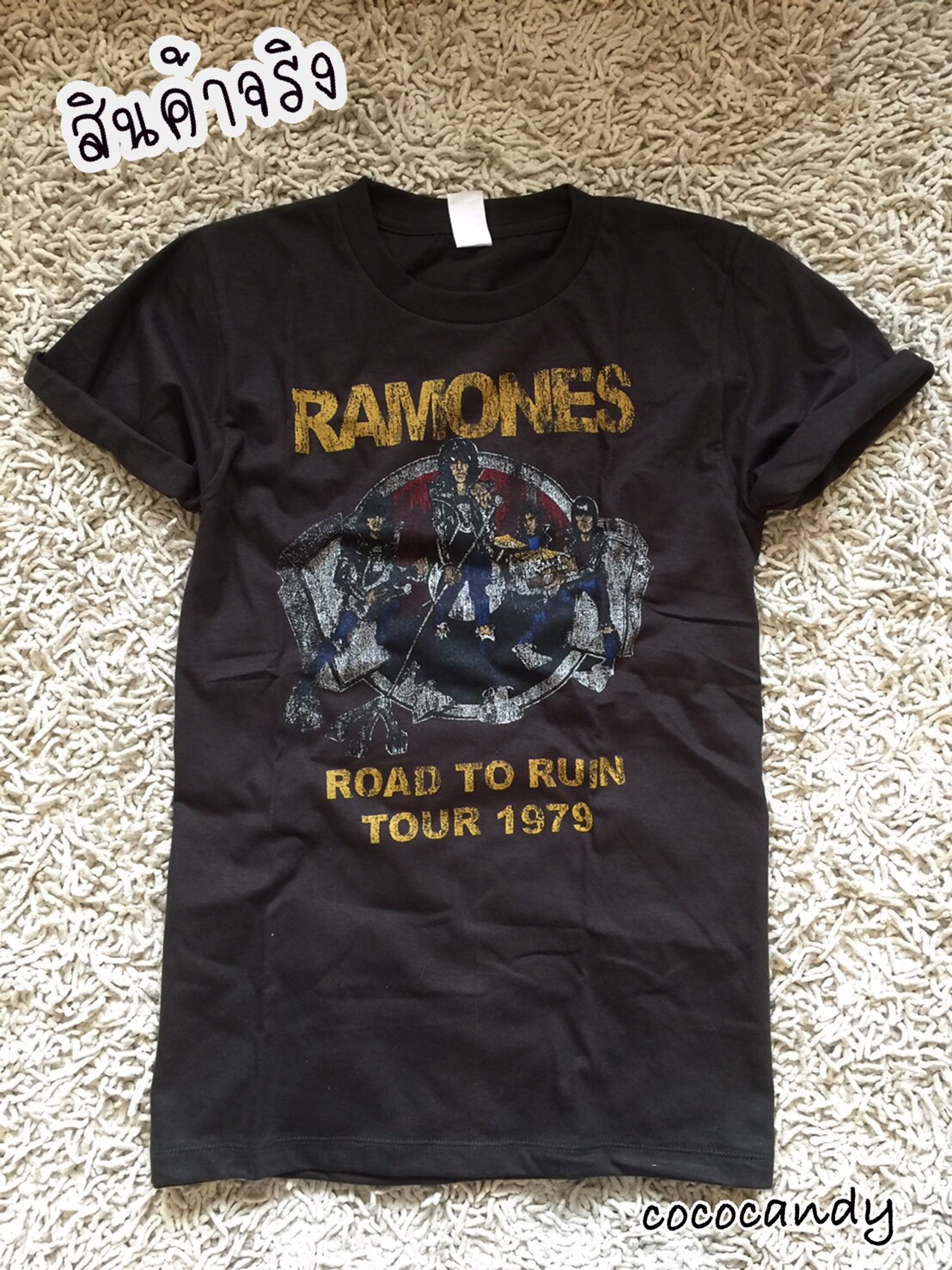 ลายขายดีมาเพิ่มจองด่วนนะคะ Vintage Band T-Shirt เสื้อยืดสีดำสกรีน ลาย RAMONES สกรีนลายวงดนตรีสไตล์วินเทจ ช่วงนี้กลับมา Hot hit อีกครั้งแล้วนะคะ กำลังแรงสุดๆ ดารา เซเลบ ใส่กันเยอะเลยค่ะ