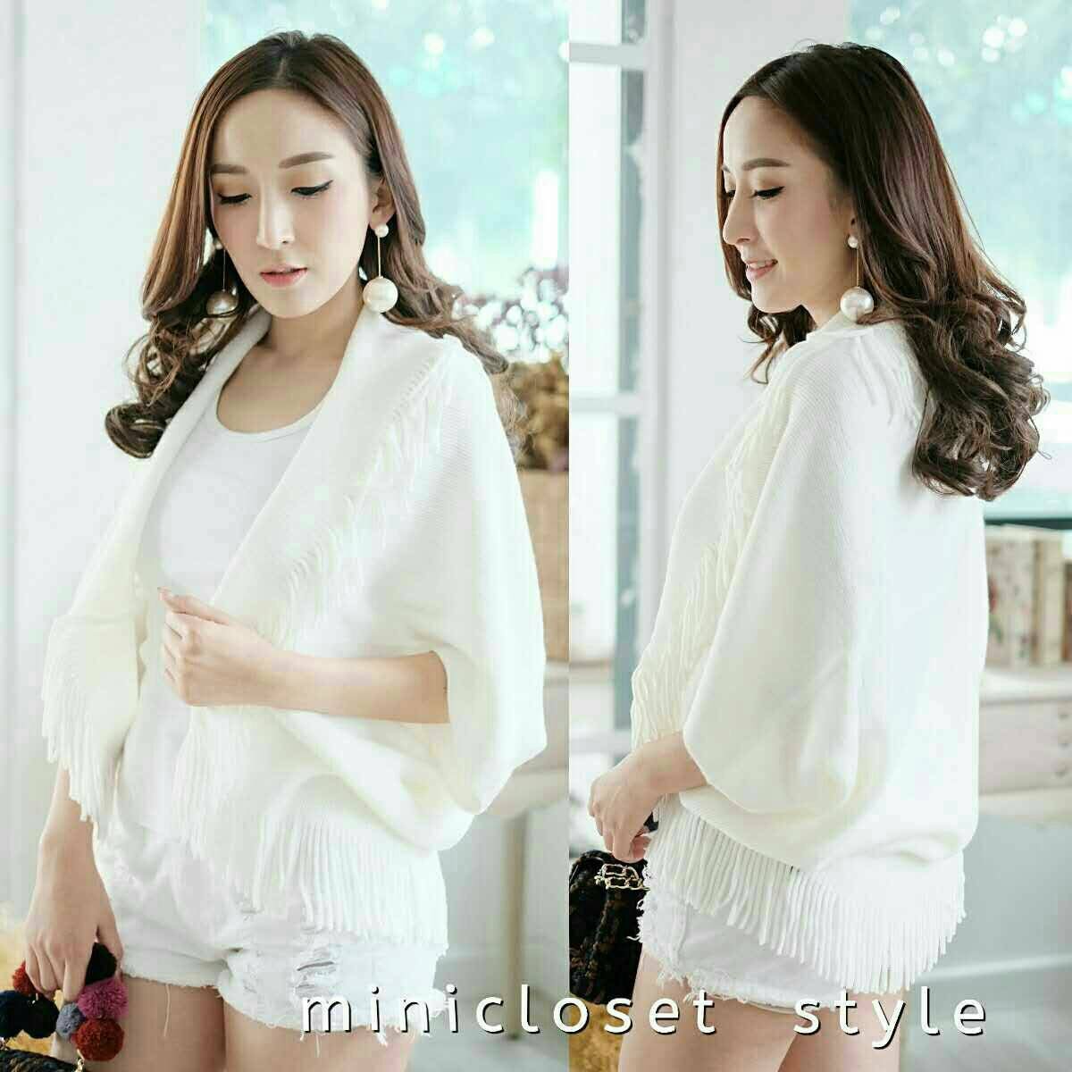 กับเสื้อคลุมผ้าไหมพรมเนื้อนุ่มๆ แต่งพู่รอบตัว เป็นผ้าคลุมผ้าพันคอได้สวยมากค่ะ