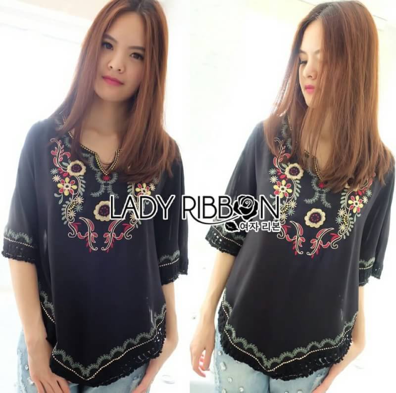 เสื้อโบฮีเมียนเป็นทรงชายสามเหลี่ยมปักรูปดอกไม้ใบไม้ ชายเสื้อแต่งพู่แบบน่ารักๆ