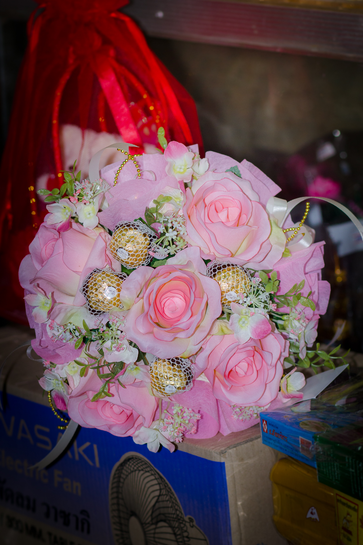 ช่อเฟอเรโร่ (Ferrero Rocher) 9 ลูก ดอกกุหลาบสีชมพูโอรส