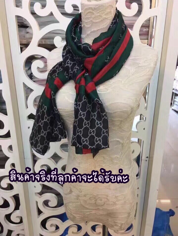 ผ้าคลุมไหล่ ผ้าพันคอ Gucci ผ้า silk เนื้อดี นุ่ม ทอลายในตัว ลายคมชัดค่ะ หนาวนี้ห้ามพลาดค่ะ