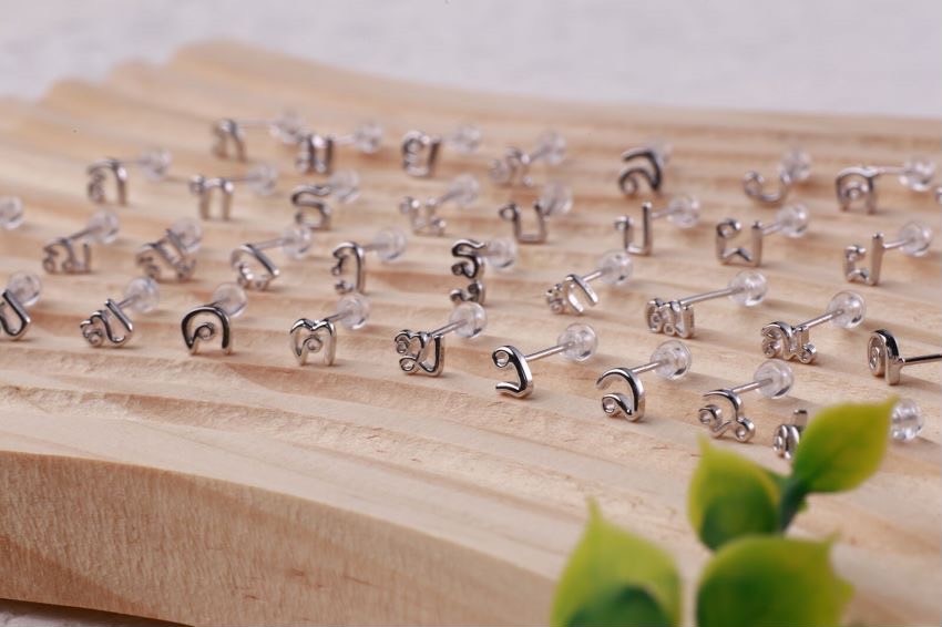 ต่างหูสำหรับผิวแพ้ง่าย เงินแท้ 92.5% ตัวอักษรภาษาอังกฤษ ก-ฮ เลือกผสมได้เลยค่ะ (ราคาต่อข้าง)_ES002