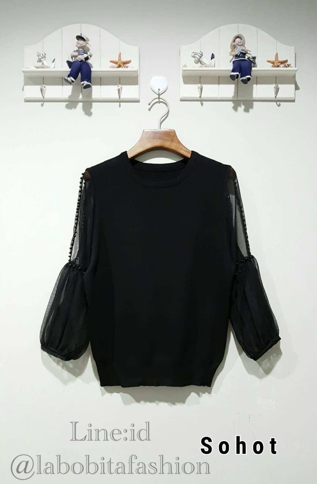 เสื้อไหมพรมงานสไตล์ Korea เนื้อผ้าบางไม่หนา แขนใช้ผ้าซีทรูประดับมุกสีดำ ใส่สบายงานสวยน่าใส่มากๆ ค่ะ