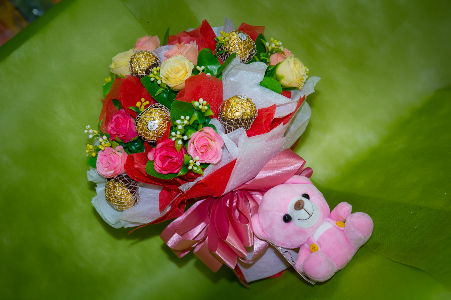 ช่อเฟอเรโร่ (Ferrero Rocher) จำนวน 9 ลูก ดอกกุหลาบสีชมพูอ่อน สลับแดง