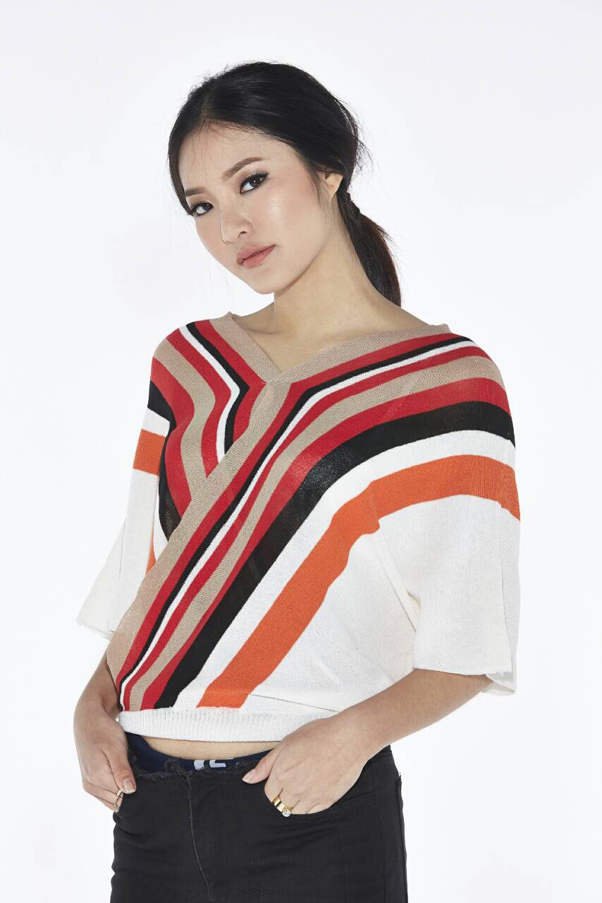 เสื้อทรงไขว้ ผ้าถักสลับสี เก๋สุดๆ แบบชนเกาหลีค่ะ