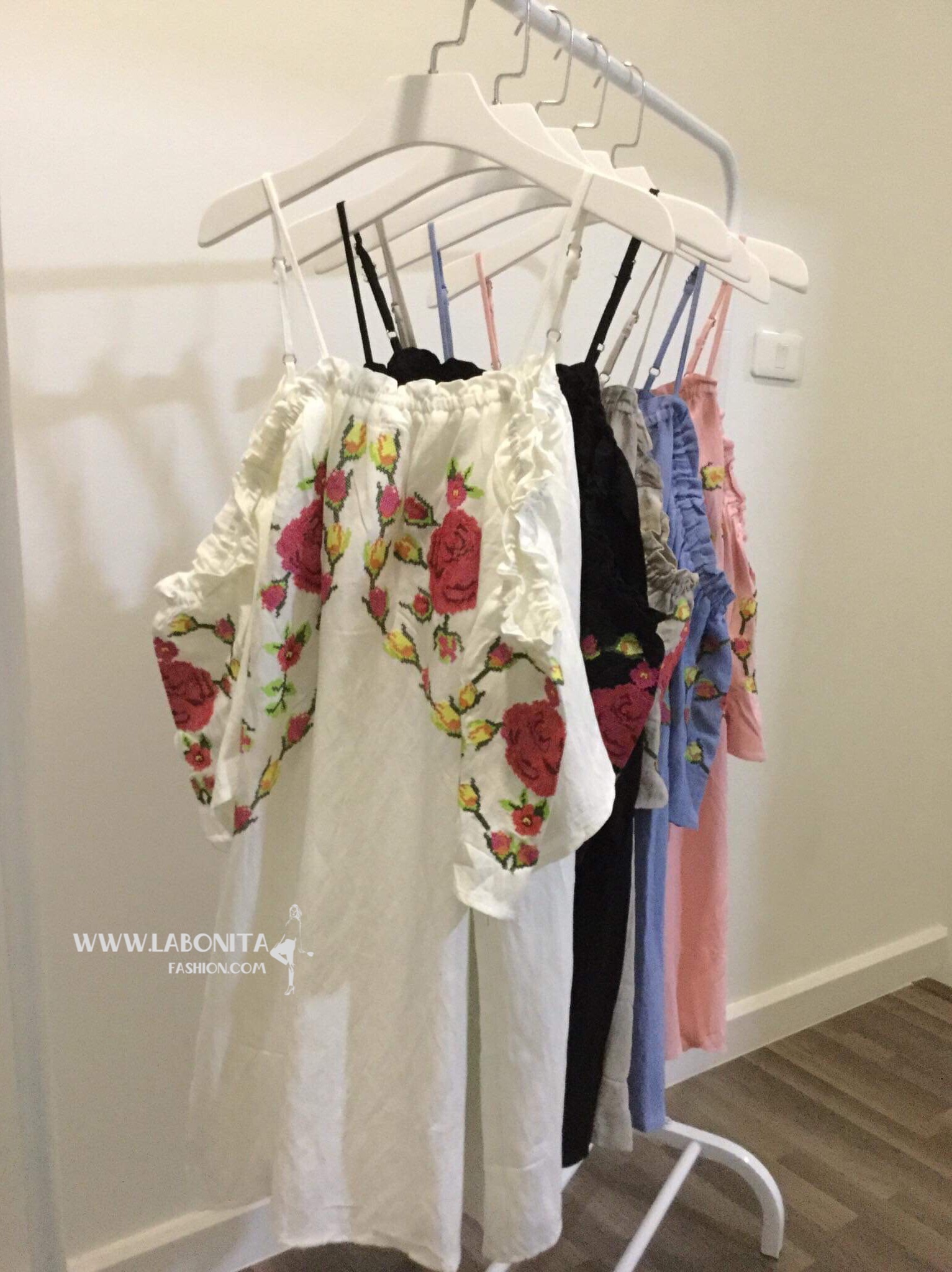 เดรสโบฮีเมียน เดรสสายเดี่ยวมีแขนปักลายดอกไม้สไตล์โบฮีเมียน