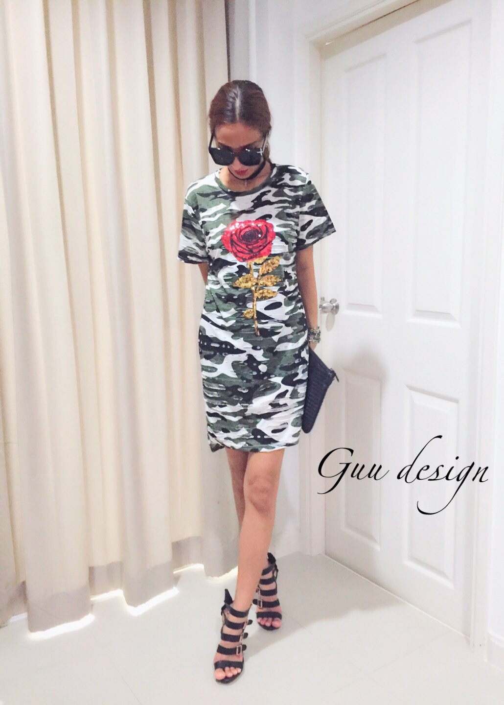 D&G ARMY ROSE รุ่นเดรสดีแอนด์จีอาร์มมี่ เนื้อผ้าคอตตอนยืดเนื้อหนานุ่มผ้ามีฉลุแทคเจอร์ในตัว ดีไซน์เป็นเสื้อยาวเดรสคอกลม แขนสั้น ผ่าข้าง ตกแต่งกริสเตอร์ลายกุหลาบดีแอนด์จี