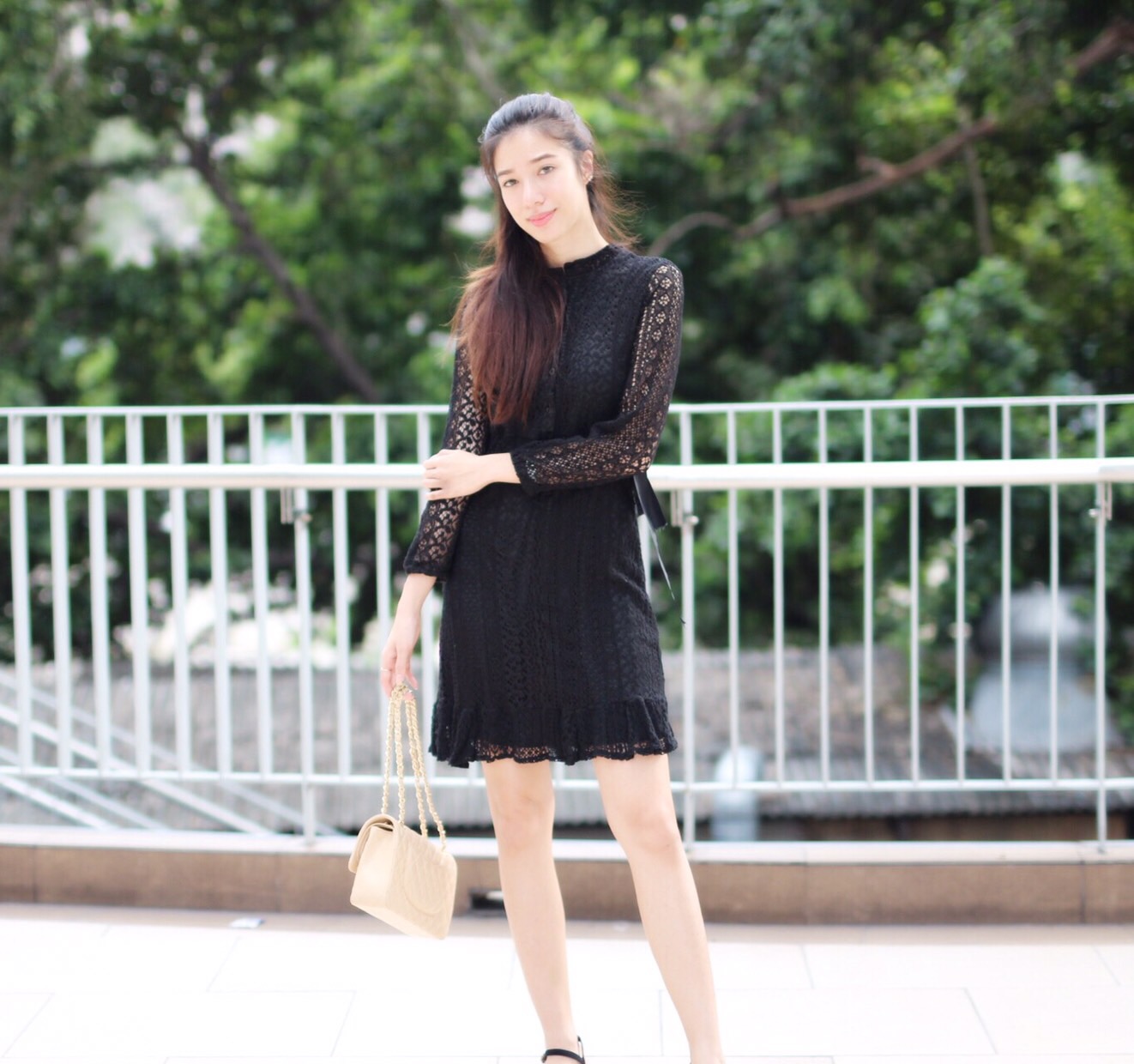 เดรสลูกไม้สีดำแขนซีทรู